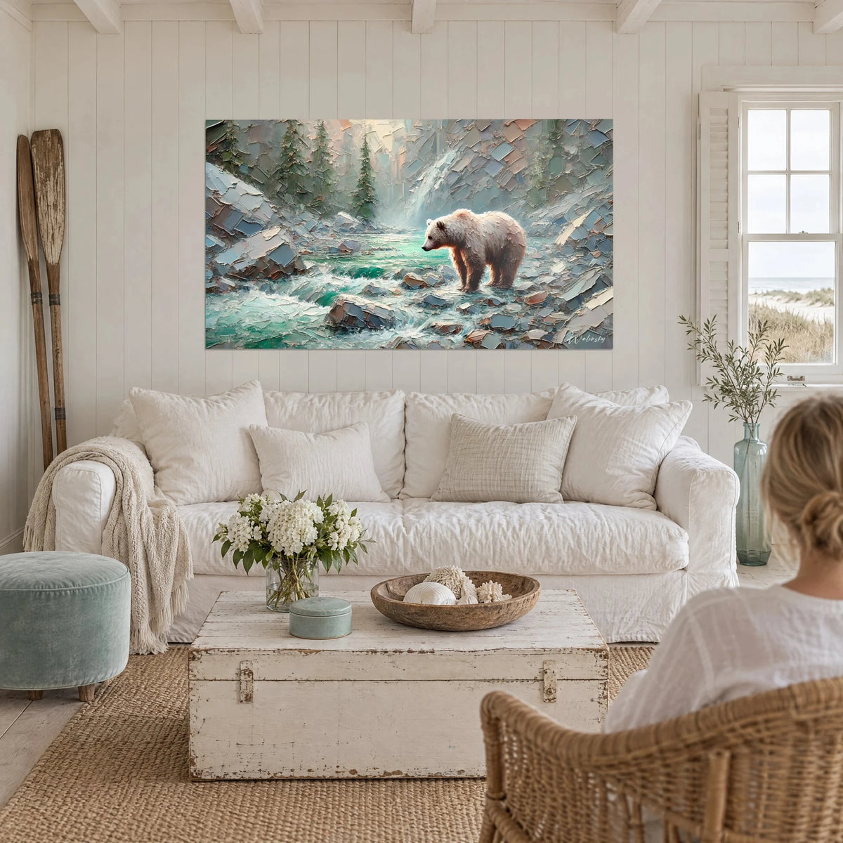 Tableau ours brun pataugeant dans un torrent turquoise, roches bleu ardoise et sapins verts, au-dessus d'un canapé dans un salon lumineux