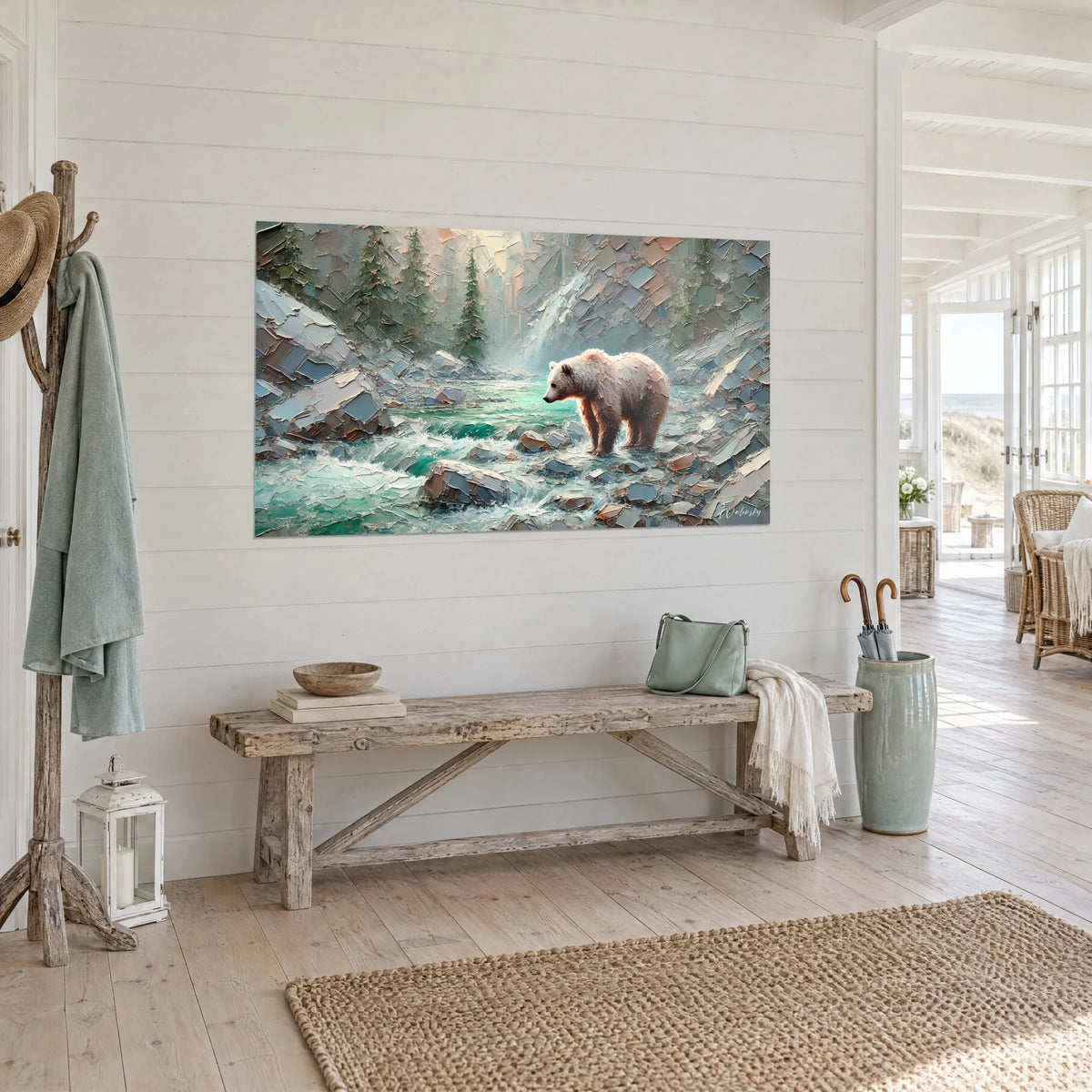 Tableau plantigrade au pelage crème et cuivré face à une cascade brumeuse, eau émeraude, dans une maison de bord de mer