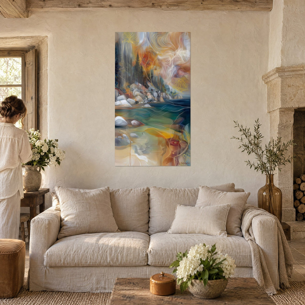 Tableau rivière turquoise bordée de rochers blancs, pins sombres, ciel ocre et orangé, au-dessus d'un canapé dans un salon lumineux
