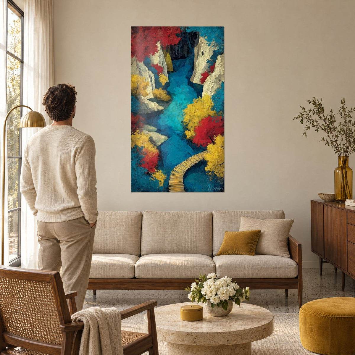 Tableau rivière turquoise serpentant entre falaises blanches et arbres rouges et jaunes, au-dessus d'un canapé dans un salon lumineux
