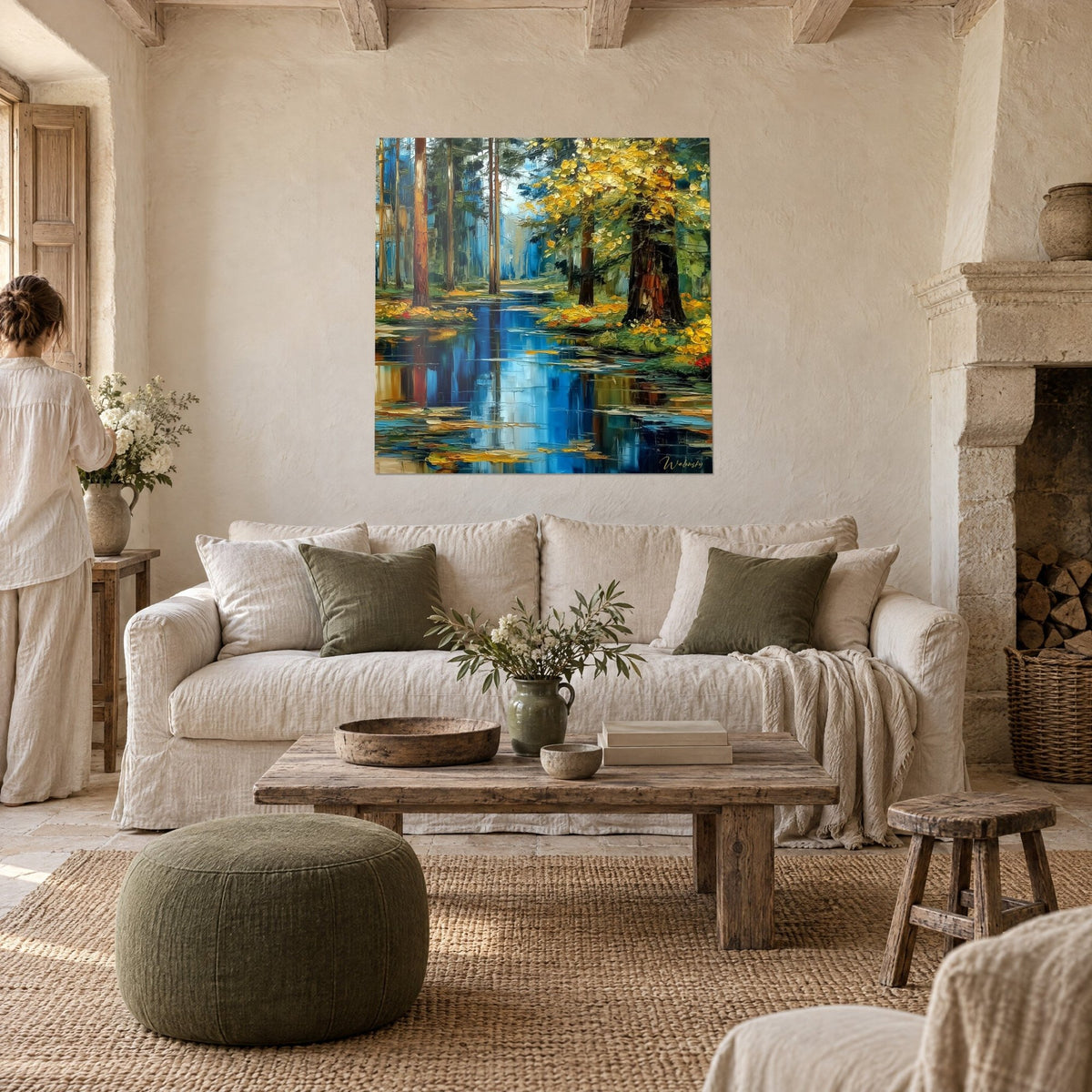 Tableau rivière forestière aux troncs roux et feuillages dorés, reflets bleu cobalt, couple de dos, au-dessus d'un canapé dans un salon lumineux
