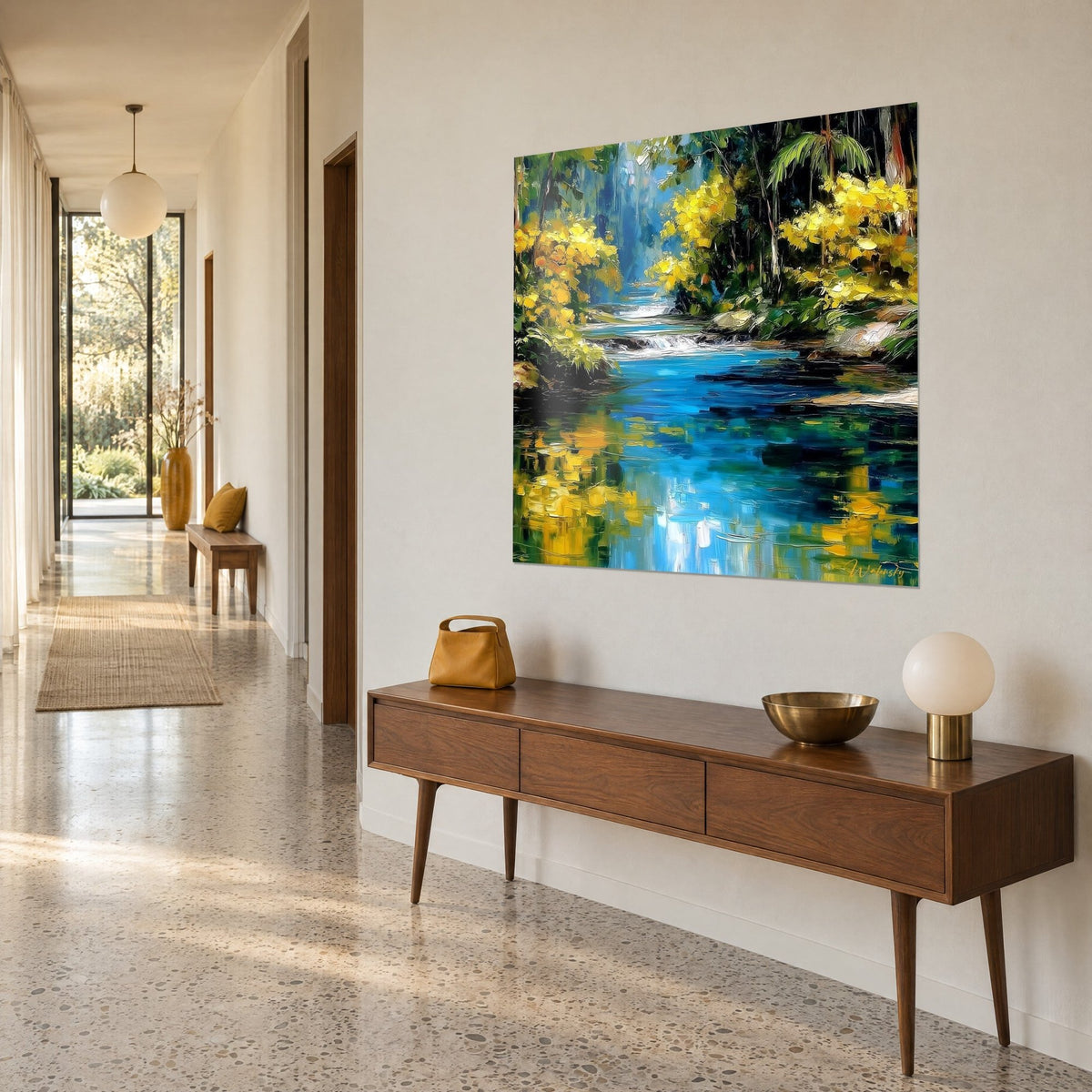 Quadro cascata nel cuore di una giungla verde, fogliame ocra e cielo azzurro, appeso di tre quarti sopra una credenza in legno