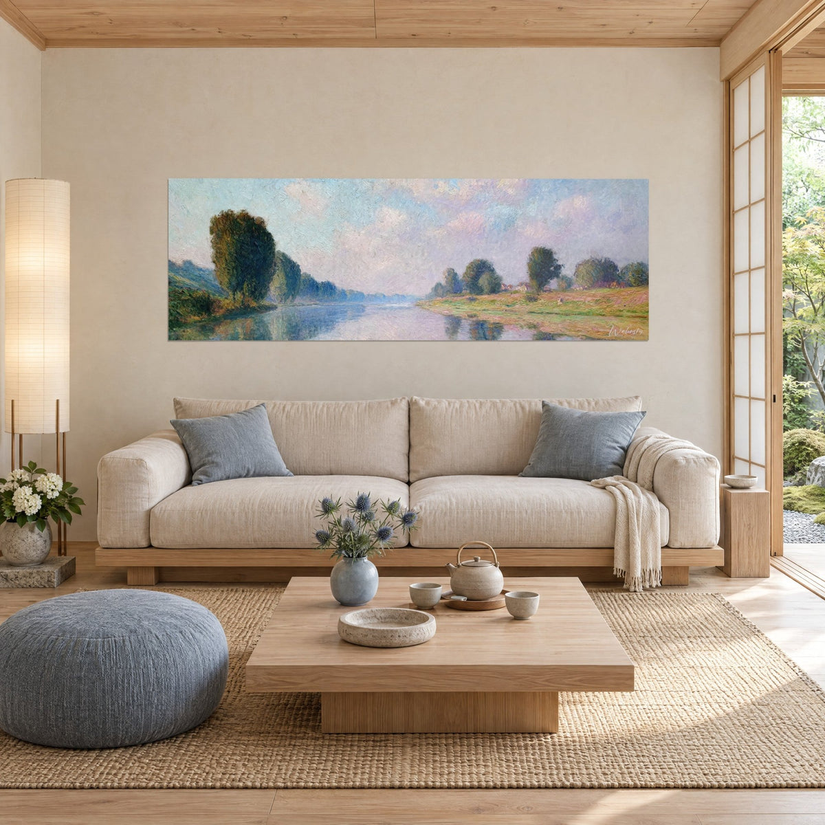 Schilderij impressionistische rivier met blauwe en roze weerspiegelingen, grote groene populier op de oever, boven een bank in een lichte woonkamer