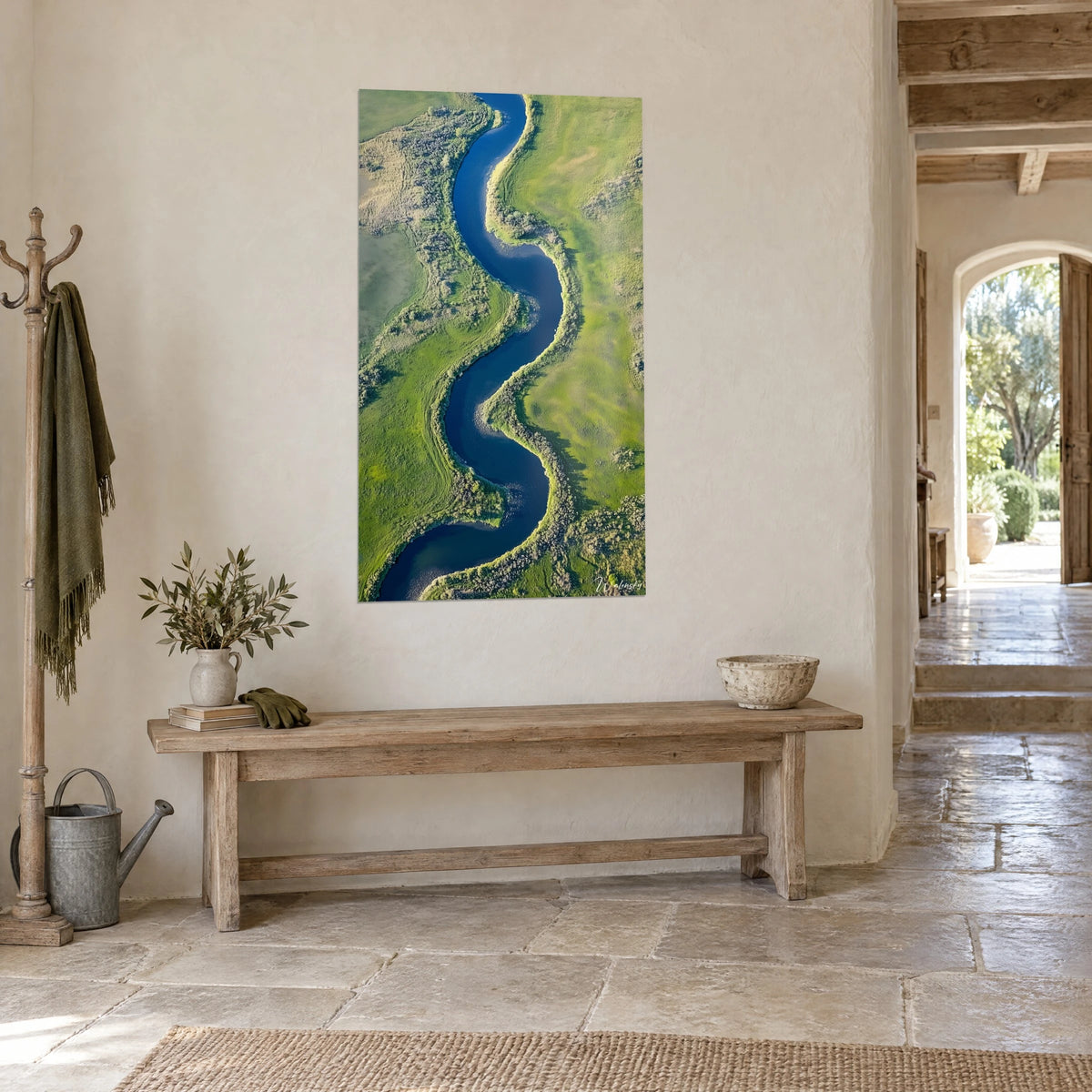 Quadro meandro d'acqua indaco tra sponde di vegetazione verde oliva, visto di tre quarti su una parete intonacata, corridoio in pietra