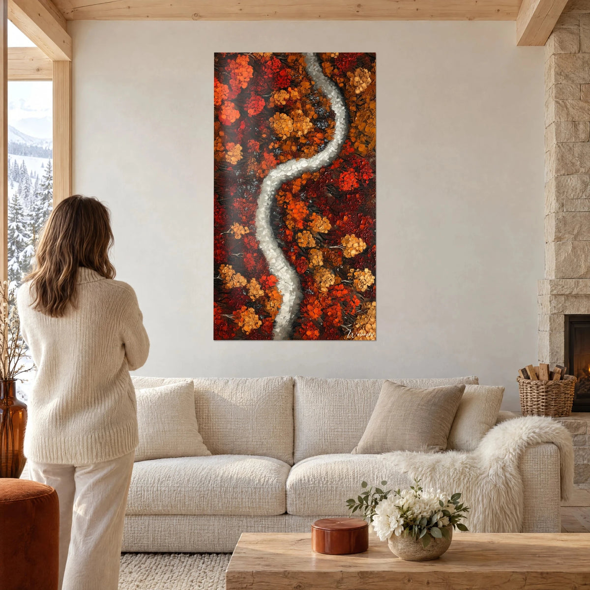 Quadro fiume argentato che serpeggia tra fogliame rosso e arancio, sopra un divano in un soggiorno luminoso