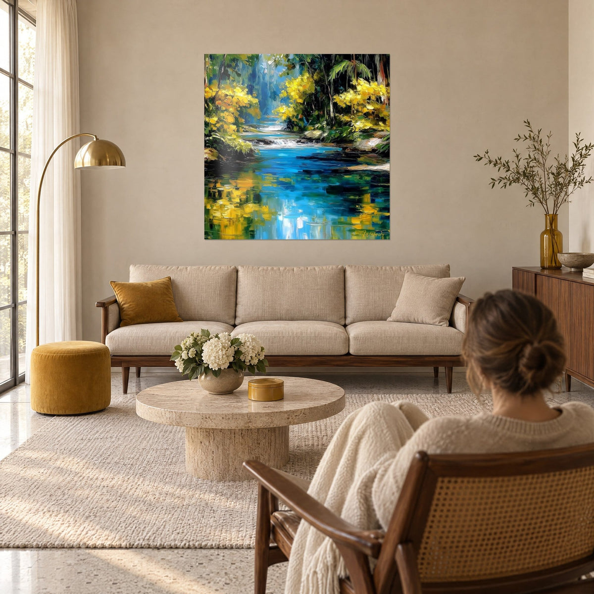 Quadro fiume turchese bordato di mimose dorate, riflessi gialli sull'acqua, sopra un divano in un soggiorno luminoso