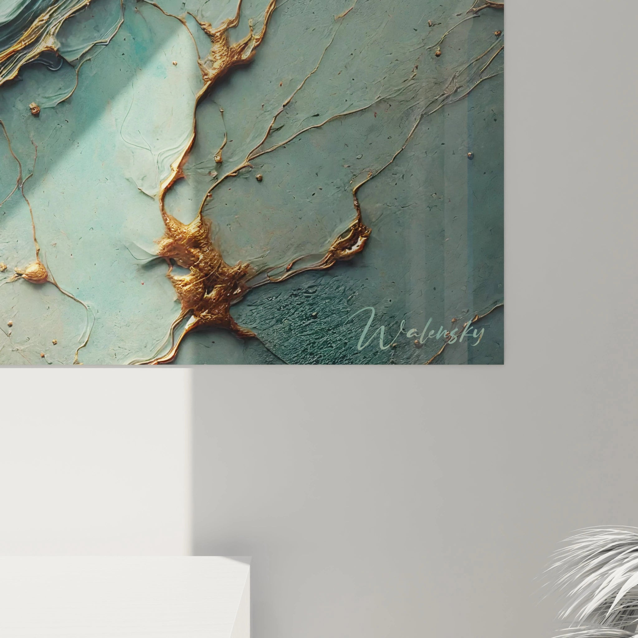 Un tableau texturé abstrait combinant des surfaces en relief, des couleurs bleu et vert, et des détails dorés accentués.





