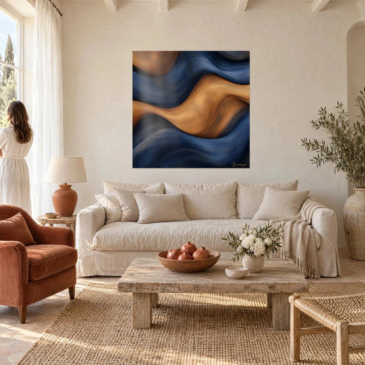 Schilderij met kronkelende golven in kobalt en goudocker, getextureerd stofeffect, boven een bank in een lichte woonkamer