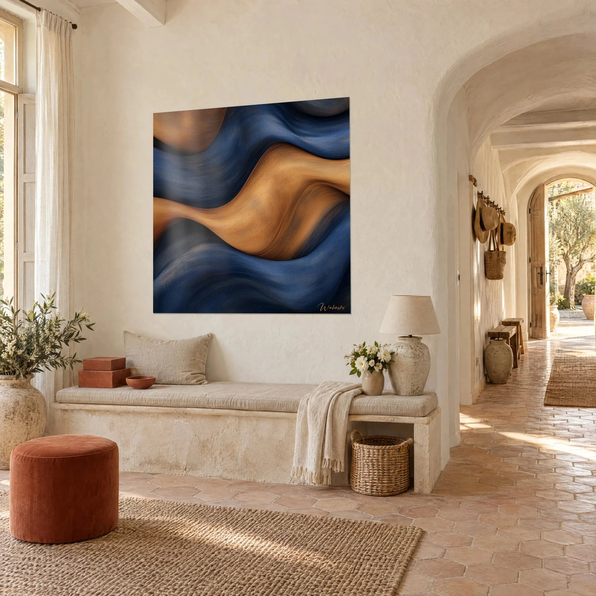 Schilderij met golvende linten in nachtblauw en karamel, zichtbaar canvasweefsel, gewitte muur en stenen boog van de mas