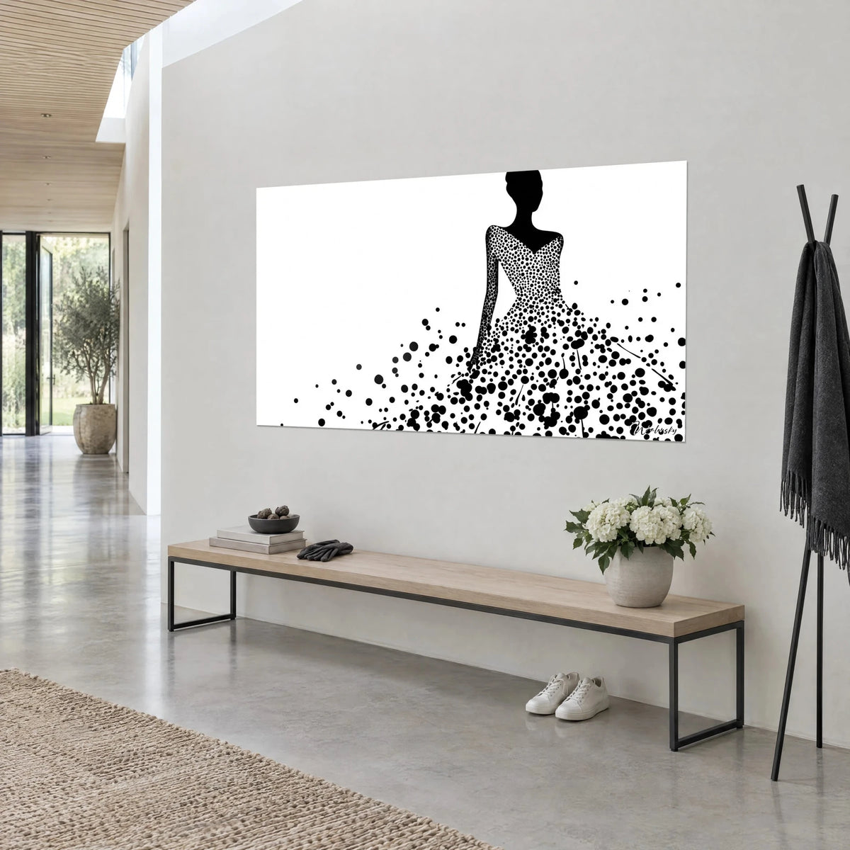 Tableau femme en robe de gala éclaboussée de pois noirs et blancs, vue de trois quarts, banc en chêne clair et vase de fleurs