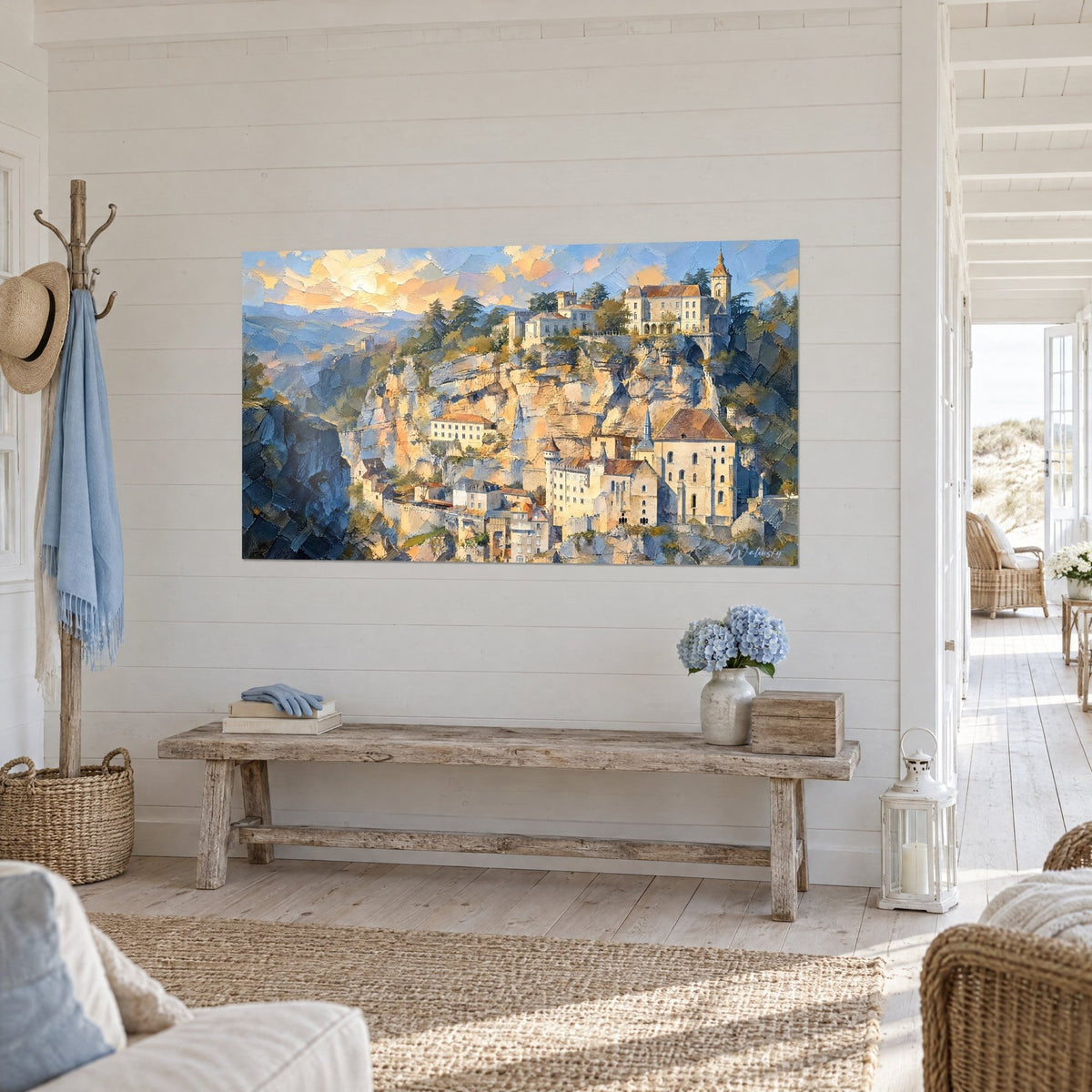 Quadro città medievale sospesa sulla roccia, facciate beige, tetti color ruggine, valle blu, su una parete sul mare