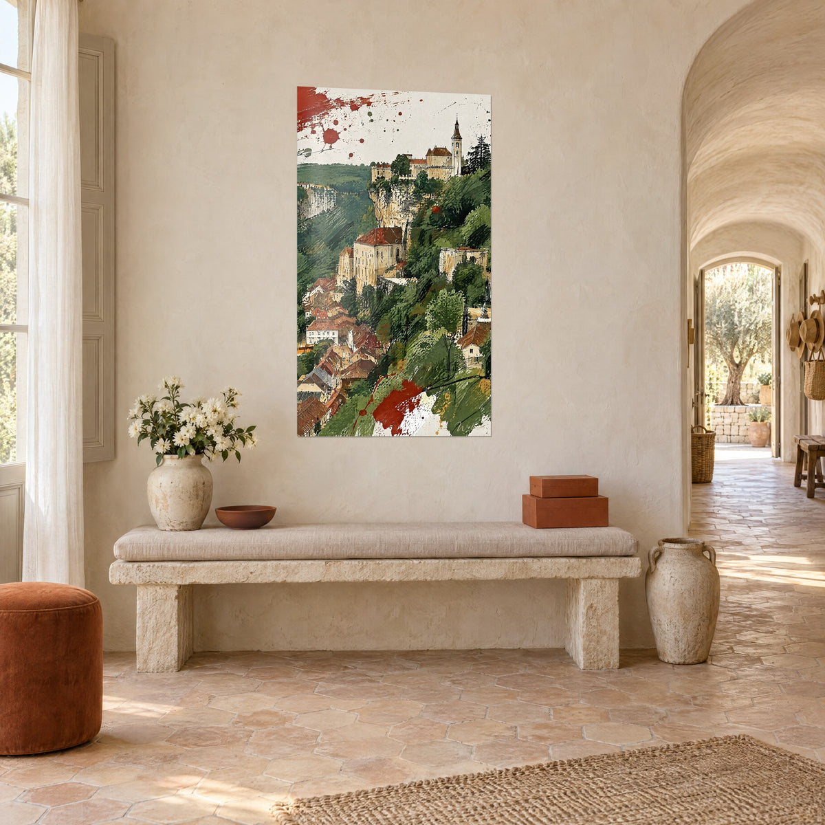Clocher dominant Rocamadour entre vert sauge et terracotta au-dessus d'un canapé dans un salon lumineux