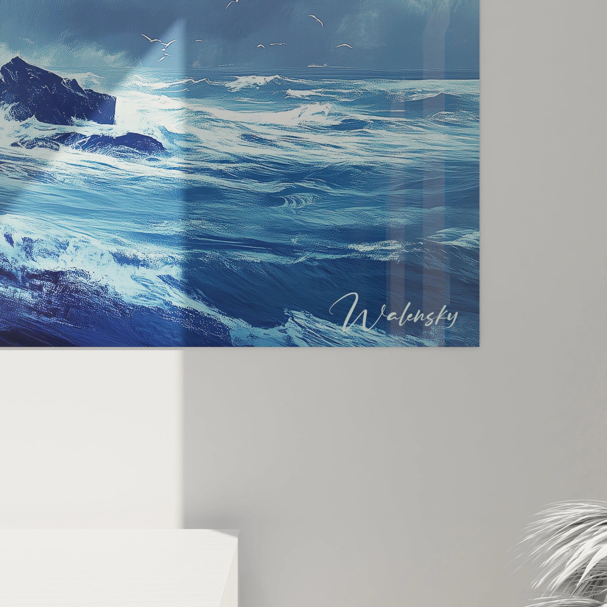 Un tableau mer représentant un paysage côtier sauvage pendant une tempête, avec des falaises massives sur la gauche et un horizon tourmenté, où les nuances de bleu dominent la composition et créent une atmosphère à la fois menaçante et majestueuse, accentuée par les effets de lumière dramatiques.
