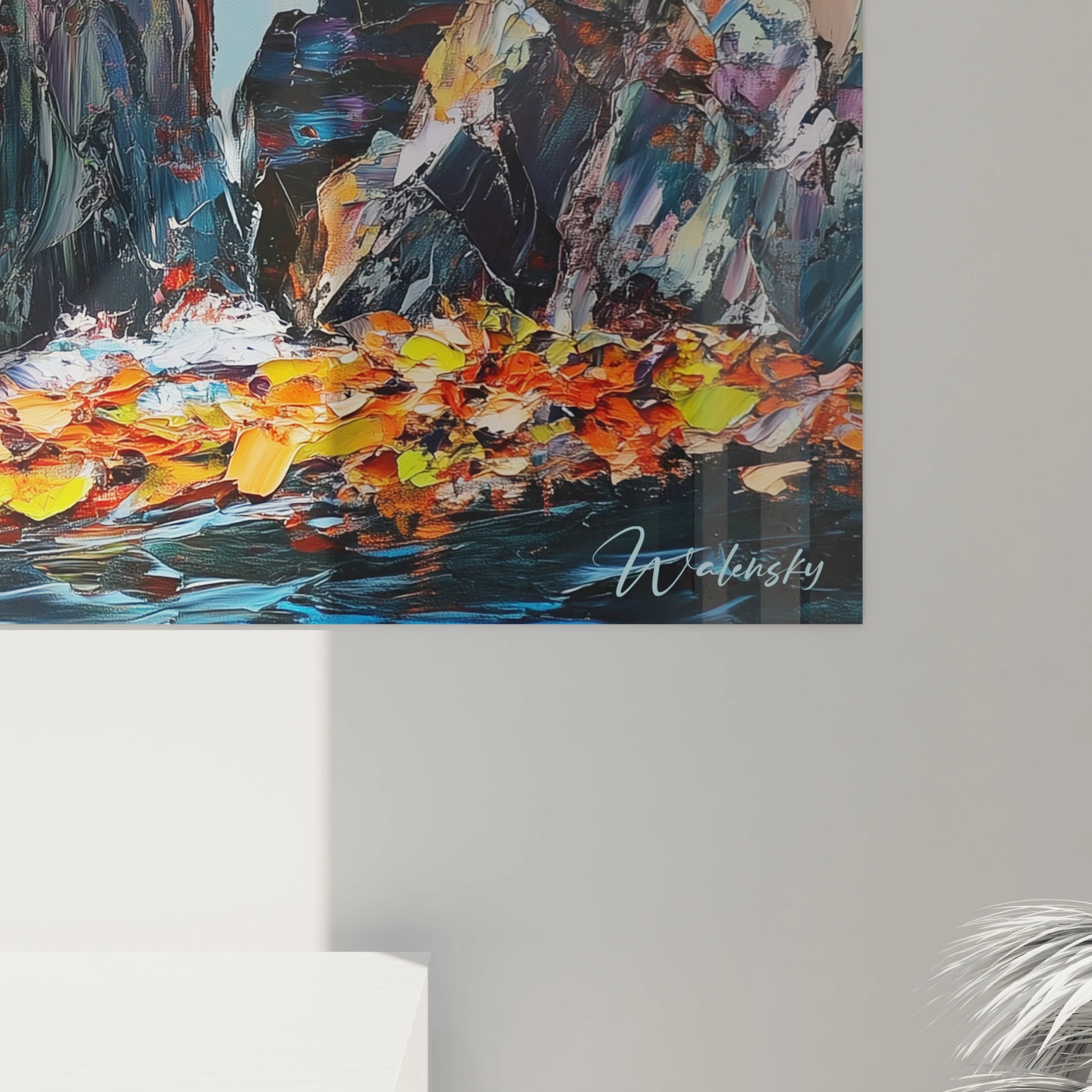 Tableau falaises marines illustrant la rencontre dramatique entre mer agitée et formations rocheuses verticales, où se mêlent bleus intenses de l'eau, gris texturés des pierres et verts des arbres surplombants.
