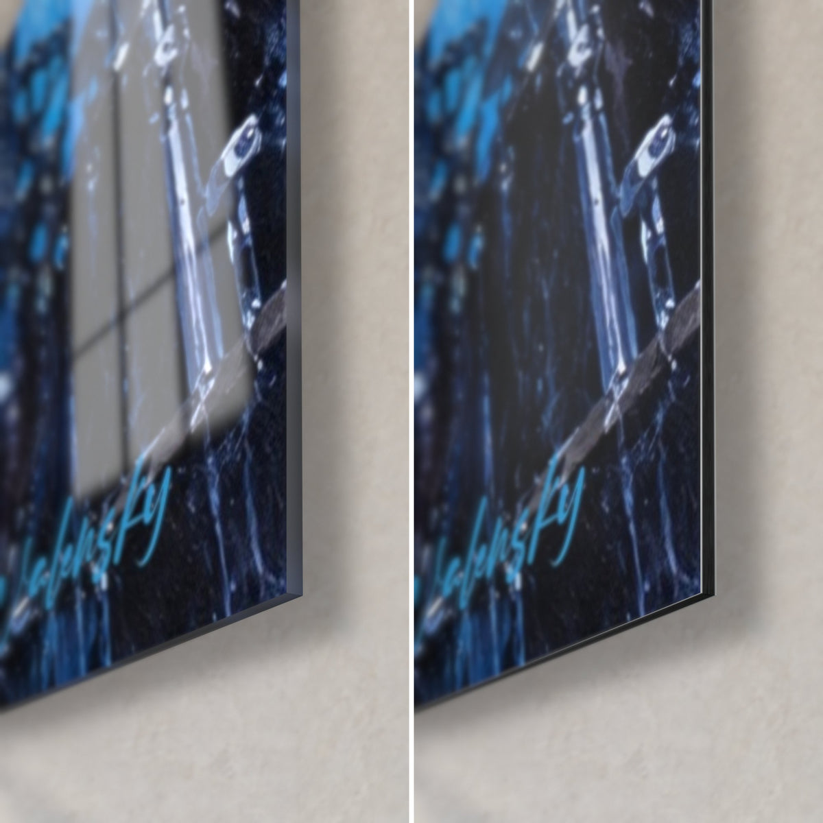 Tableau bassiste en robe noire, coin bas droit, reflets bleus sur verre acrylique brillant et Dibond mat noir, tranche 3 mm