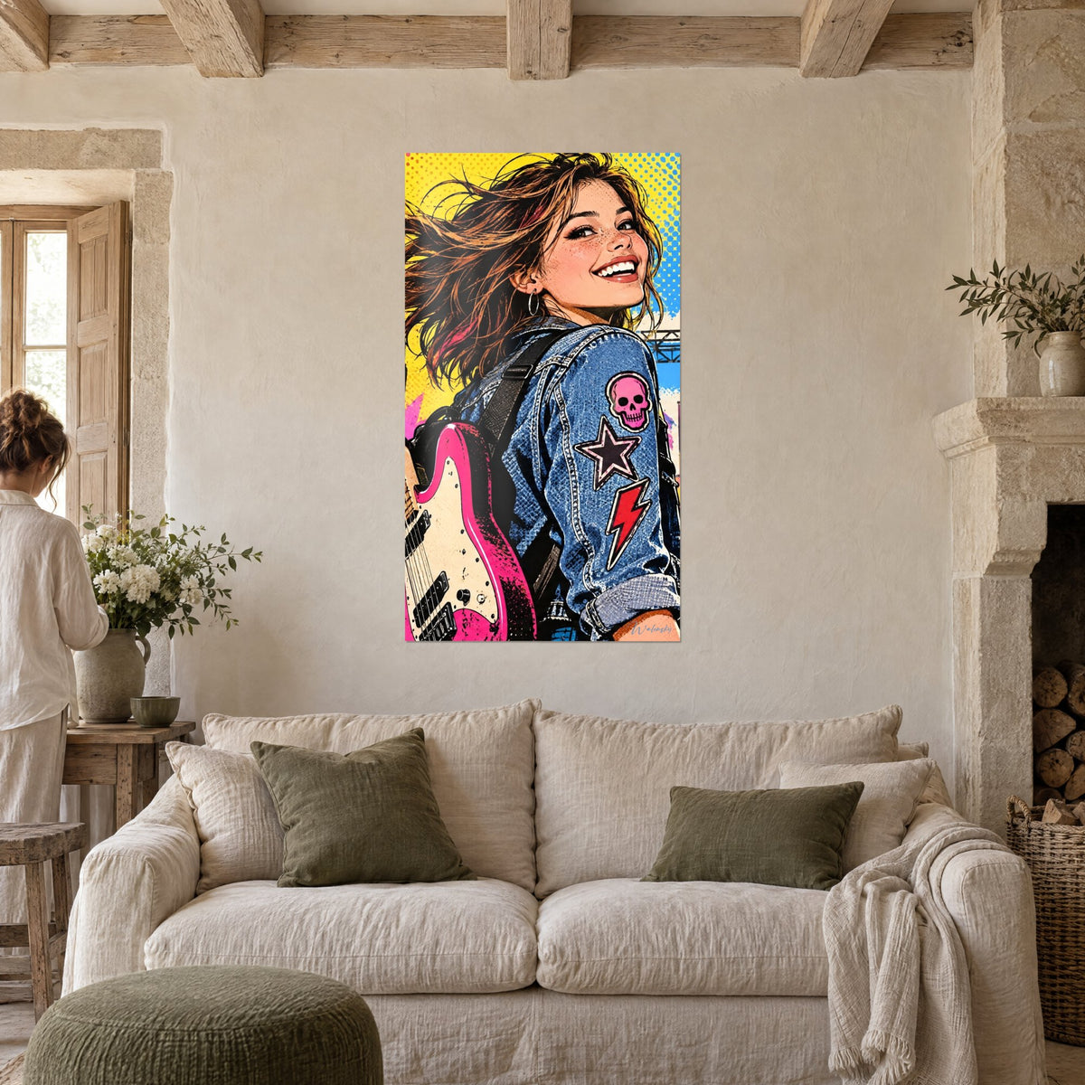Tableau guitariste rieuse en veste en jean bleue, guitare rose fuchsia, fond jaune pop, au-dessus d'un canapé dans un salon lumineux