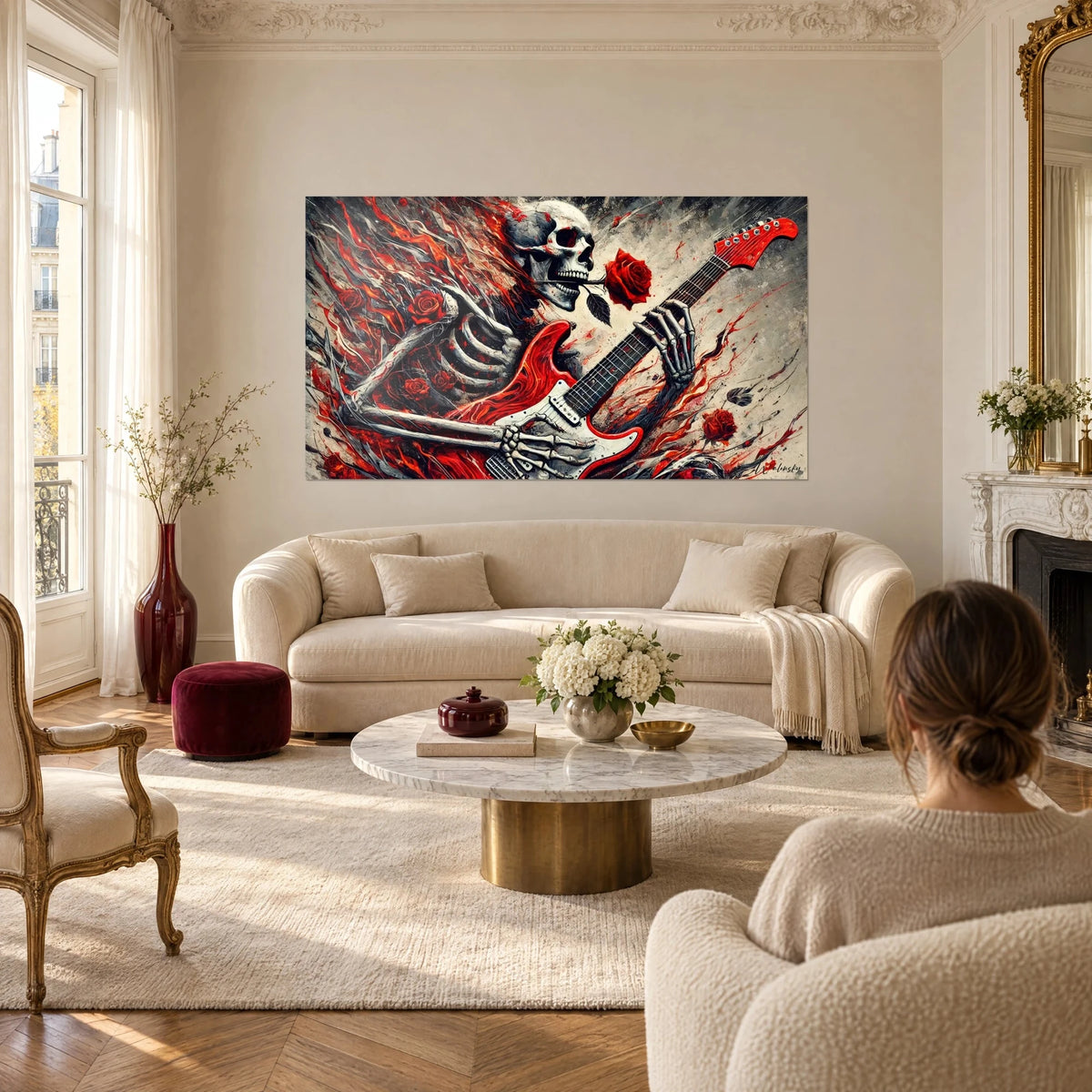 Schilderij skeletgitarist in felrood en gebroken wit, roos tussen de tanden, boven een bank in een lichte woonkamer