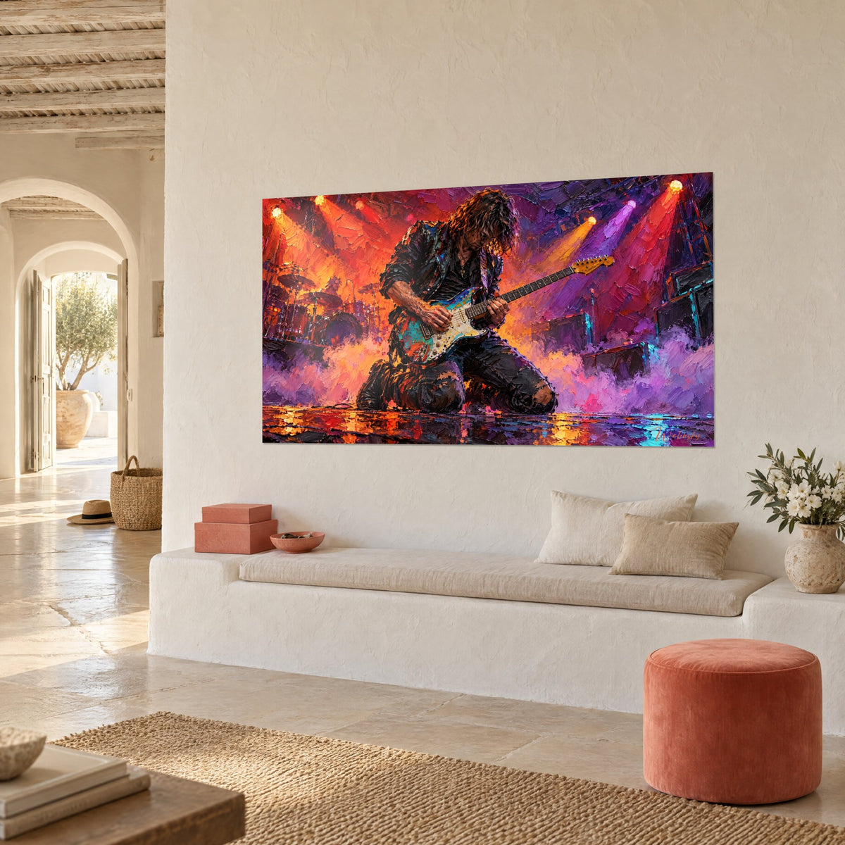 Tableau musicien aux cheveux bouclés penché sur sa Stratocaster, fumée mauve et lumières ambrées, mur blanc d'une maison méditerranéenne