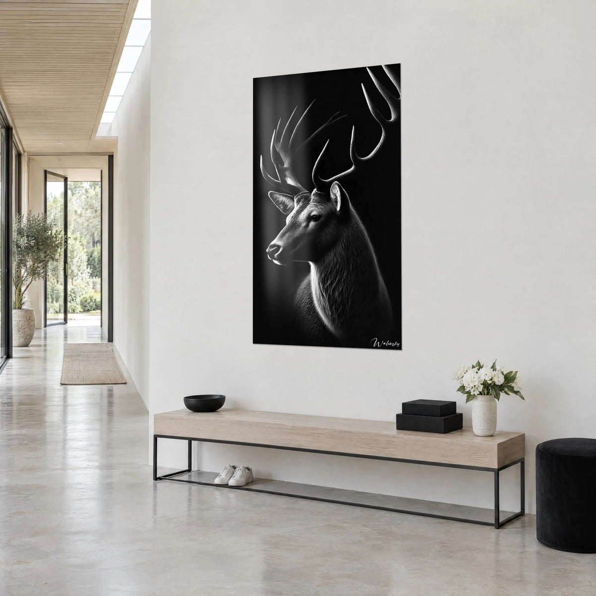 Tableau portrait de cerf de profil, bois ivoire sur noir profond, mur blanc et banc en bois clair, couloir de maison d'architecte