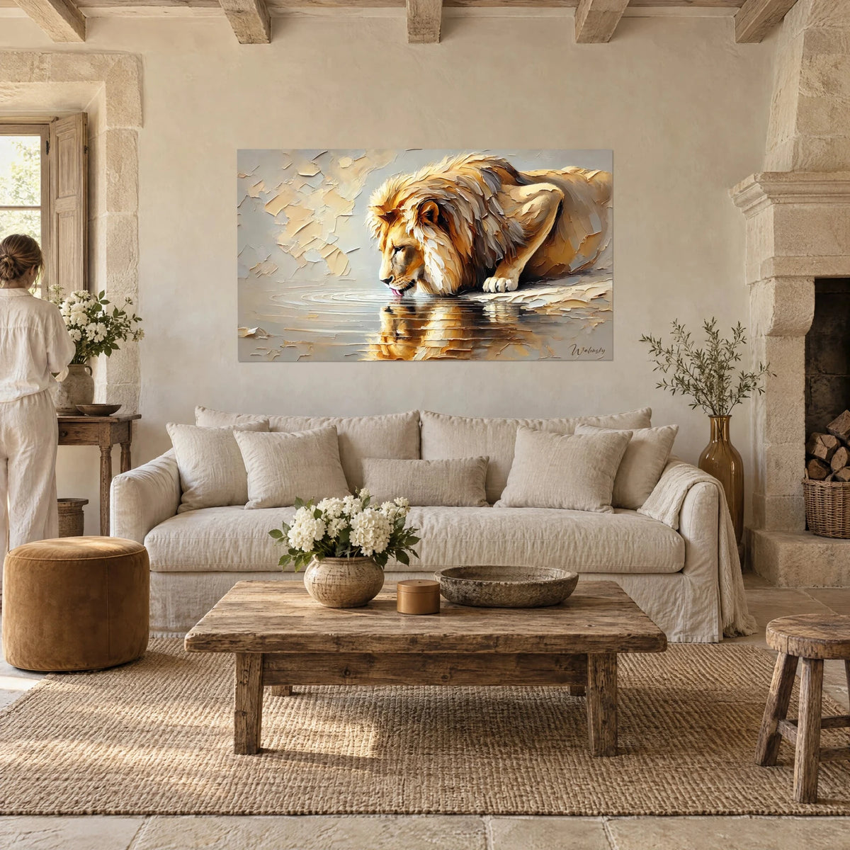 Gemälde Löwe beim Trinken am Wasser, goldene Mähne in Spachteltechnik, Elfenbein- und Grautöne, über einem Sofa in einem hellen Wohnzimmer