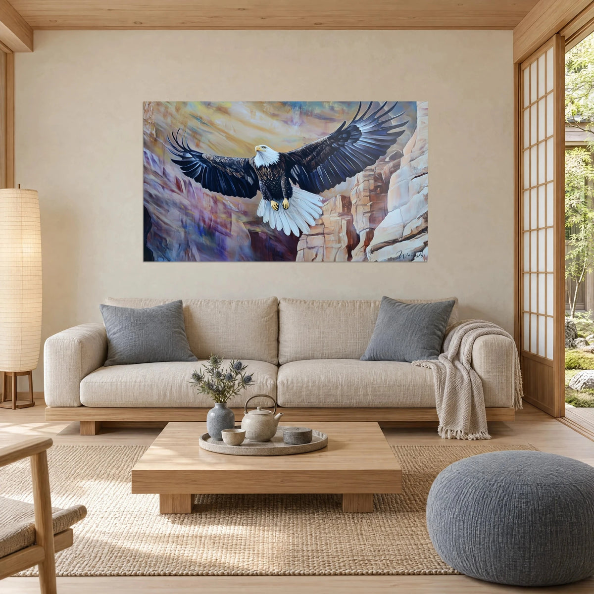 Tableau pygargue à tête blanche aux ailes déployées, plumes bleu nuit et falaises ocre, au-dessus d'un canapé dans un salon lumineux