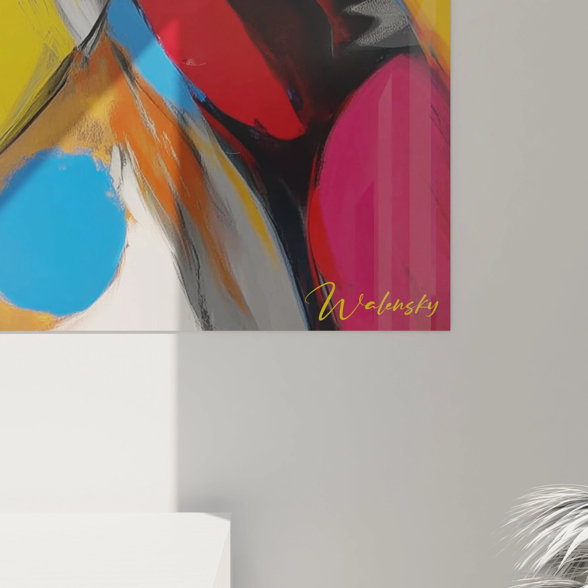 tableau roi géométrique mural Walensky peinture abstraite colorée accrochée sur mur gris