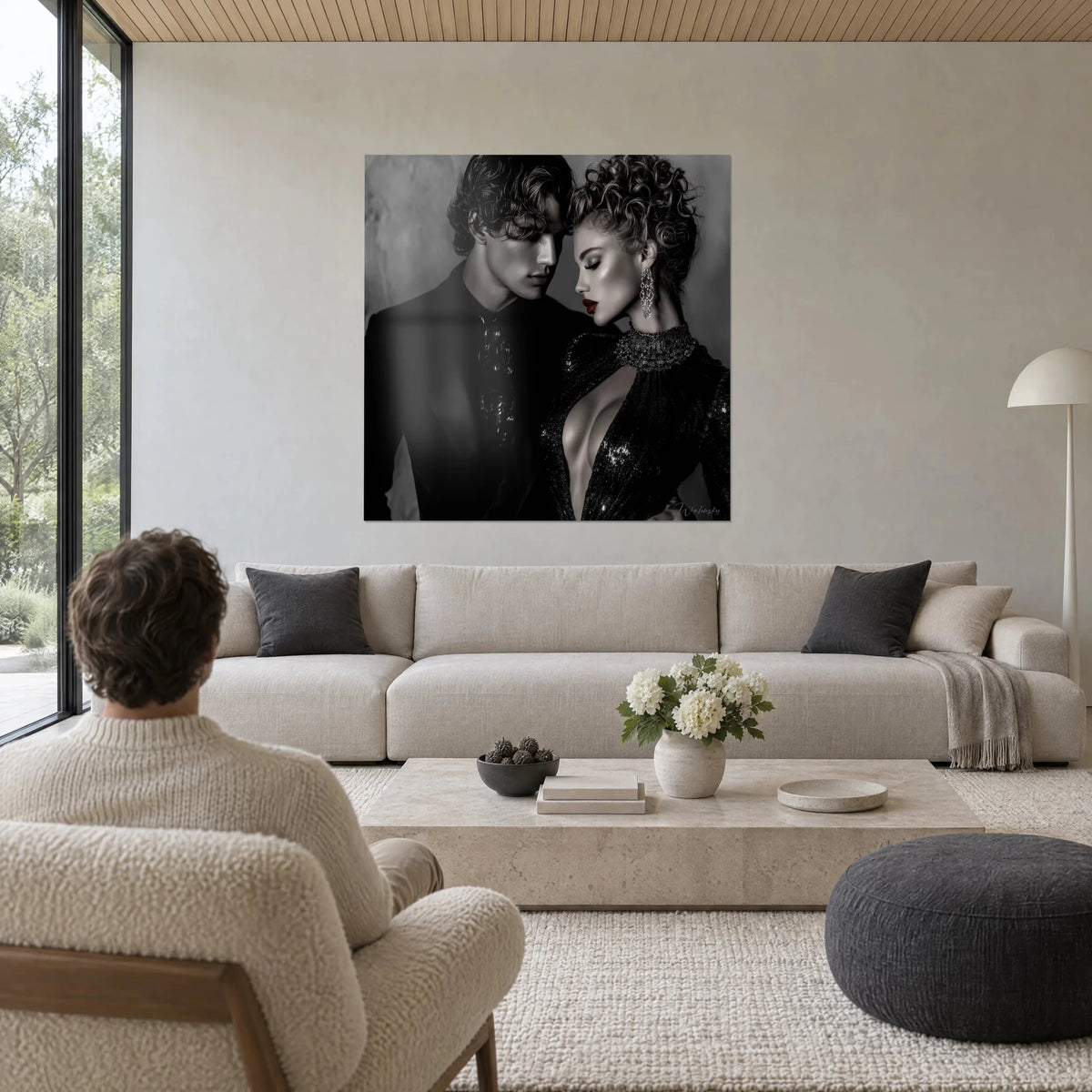 Quadro coppia elegante in bianco e nero, fronte contro fronte, rossetto rosso carminio, abito con paillettes, sopra un divano in un soggiorno luminoso
