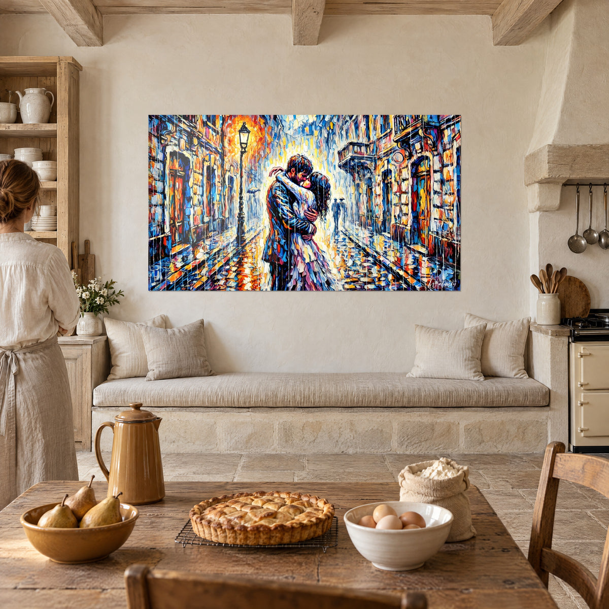 Cuadro escena de amor parisina bajo la lluvia, farol naranja, arcos amarillo limón y turquesa, pared blanca junto a una cocina rústica