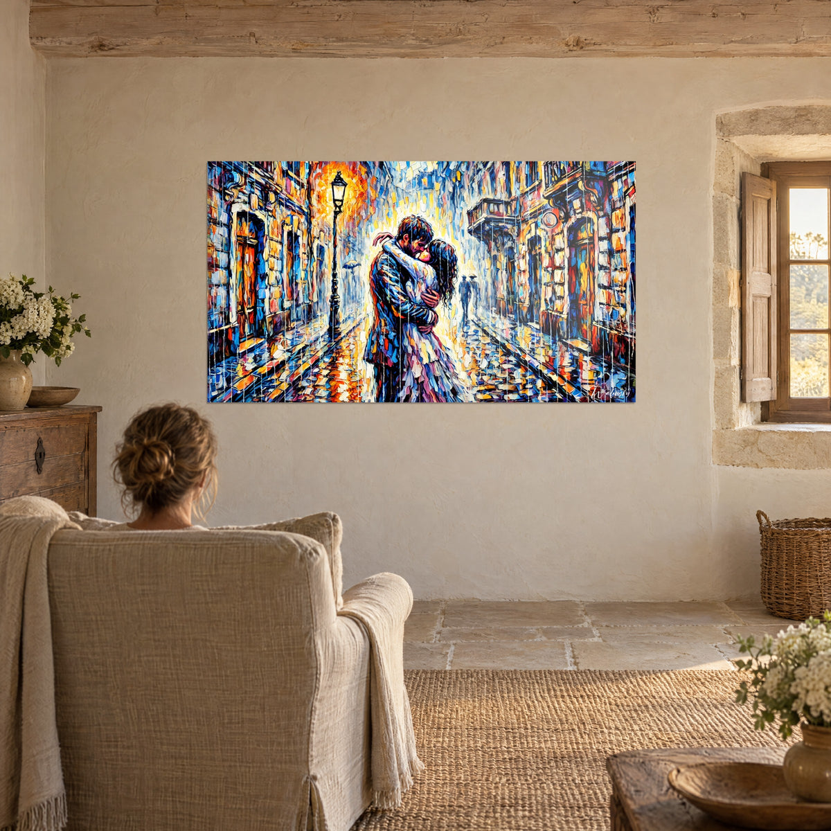 Cuadro vals de colores y beso bajo la lluvia, halo dorado, paredes óxido y azul glaciar, frente a un sillón en una habitación tranquila