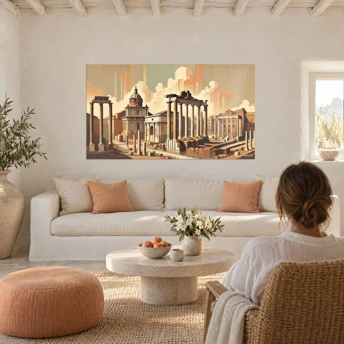Gemälde Forum Romanum in Ocker und Beige, Säulen und Kuppel unter cremefarbenen Wolken, über einem Sofa in einem hellen Wohnzimmer