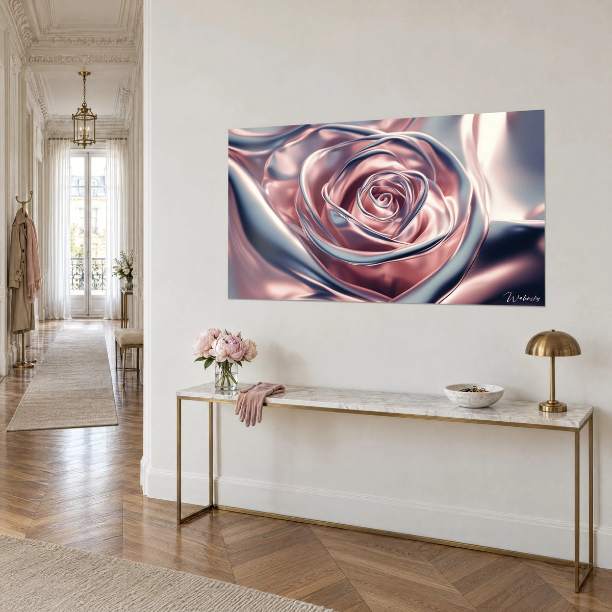 Tableau fleur aux pétales soyeux rose poudré et bleu ardoise, enroulés en spirale, sur console dorée, couloir haussmannien