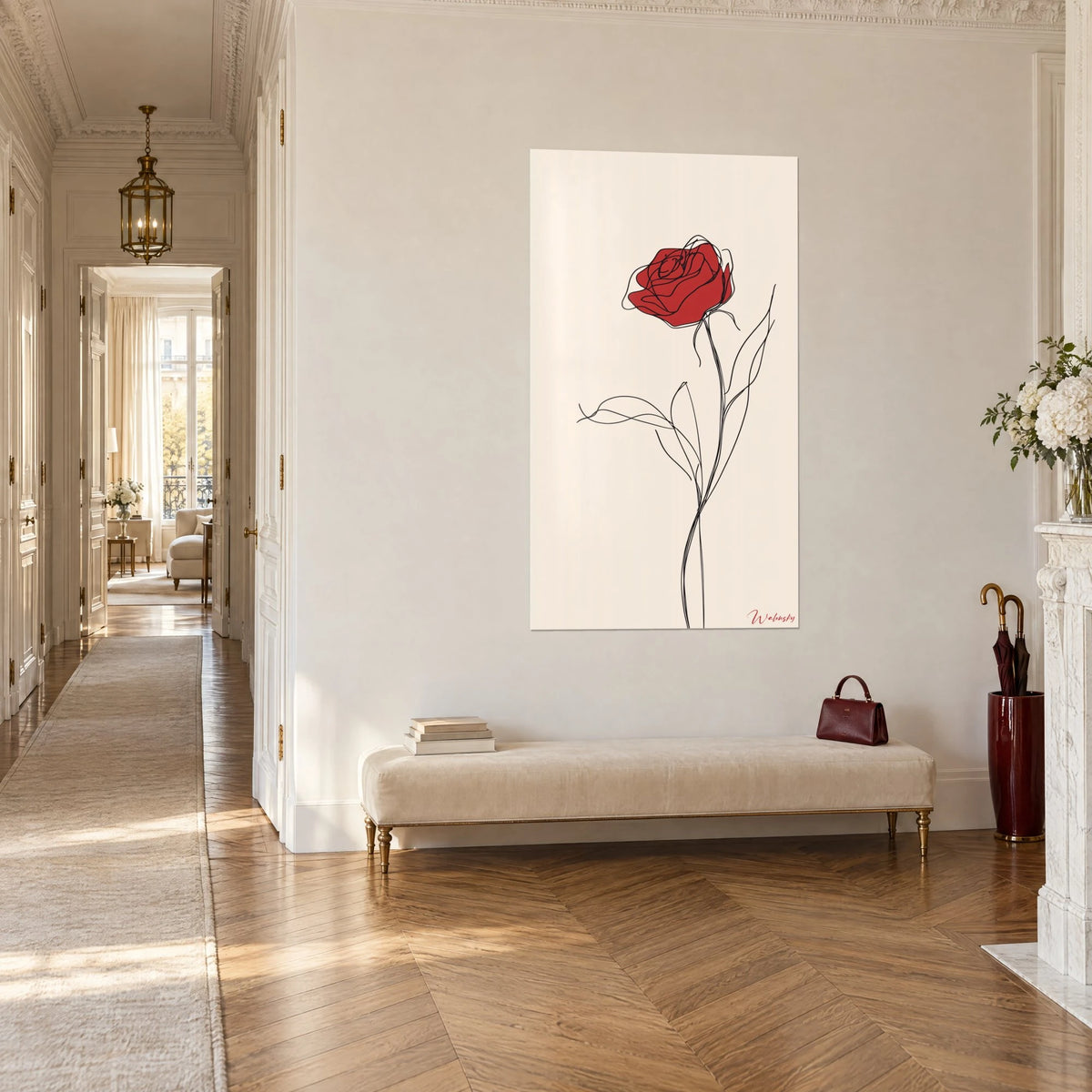 Quadro fiore scarlatto disegnato con filo nero su fondo avorio, corridoio in parquet e panchina beige, vista a tre quarti