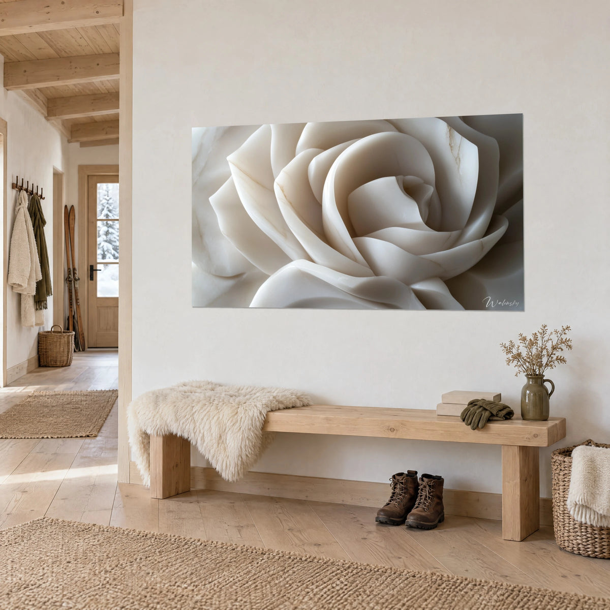 Cuadro flor de alabastro con pétalos crema enrollados y vetas doradas, banco de madera clara y chalet, vista de tres cuartos