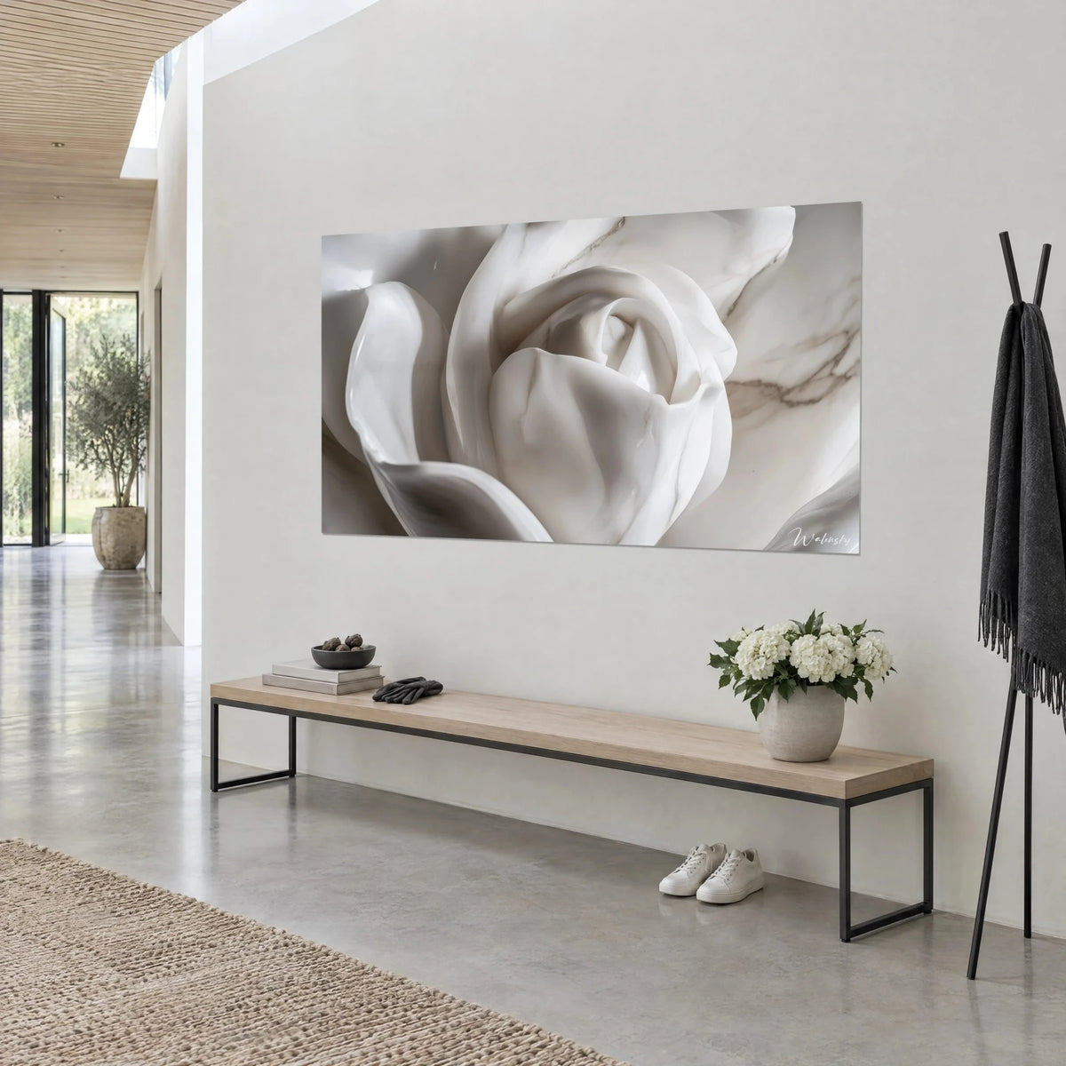 Tableau corolle de marbre ivoire veinée de taupe, cœur enroulé, accrochée sur mur clair près d'un banc en bois