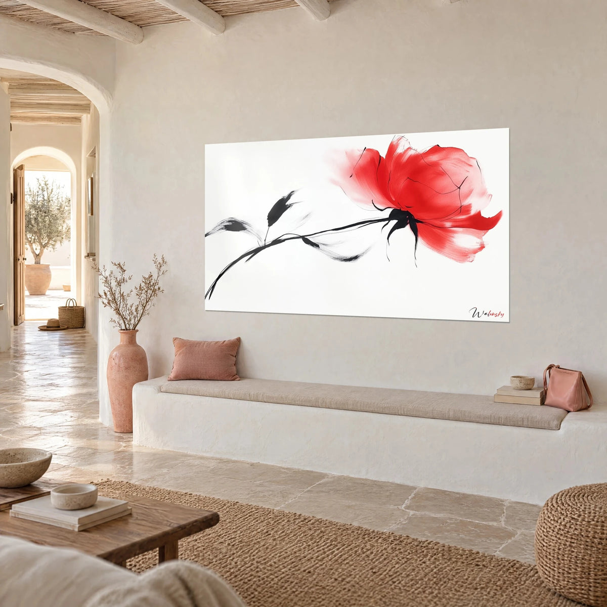 Gemälde mit scharlachroter Blüte und verlaufenden Blütenblättern, schwarzer Tintenstiel auf weißem Grund, an einer Kalkwand in einem mediterranen Haus