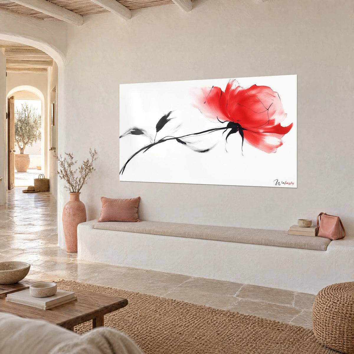 Gemälde mit scharlachroter Blüte und verlaufenden Blütenblättern, schwarzer Tintenstiel auf weißem Grund, an einer Kalkwand in einem mediterranen Haus