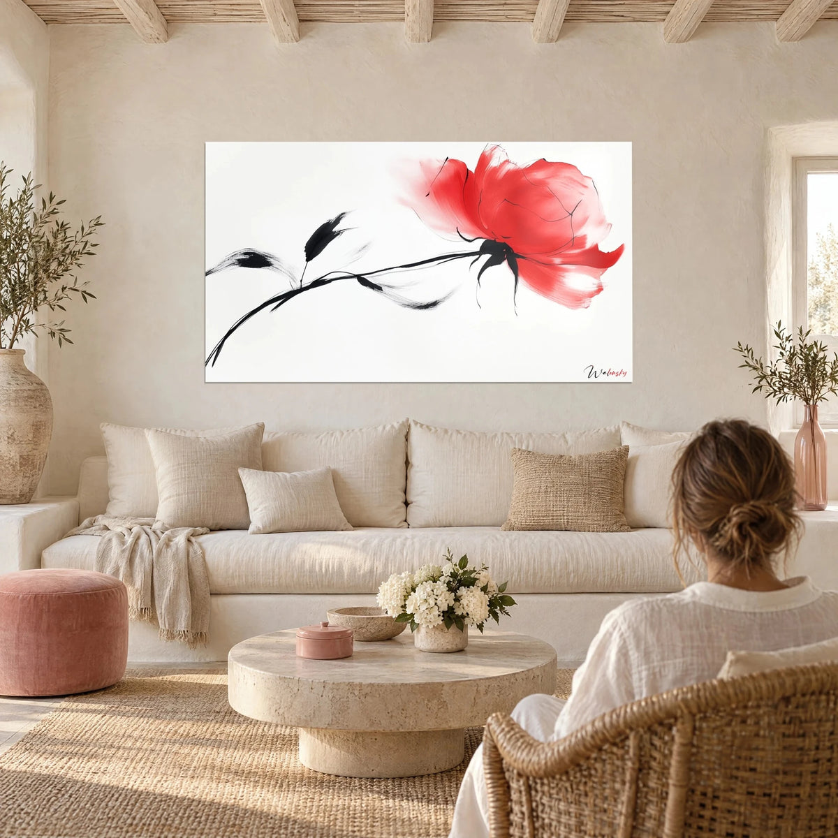 Gemälde in Rosa, Rot und Tinte mit Aquarell: karminrote Blütenblätter und schwarzer Stiel mit Pinselstrich, über einem Sofa in einem hellen Wohnzimmer