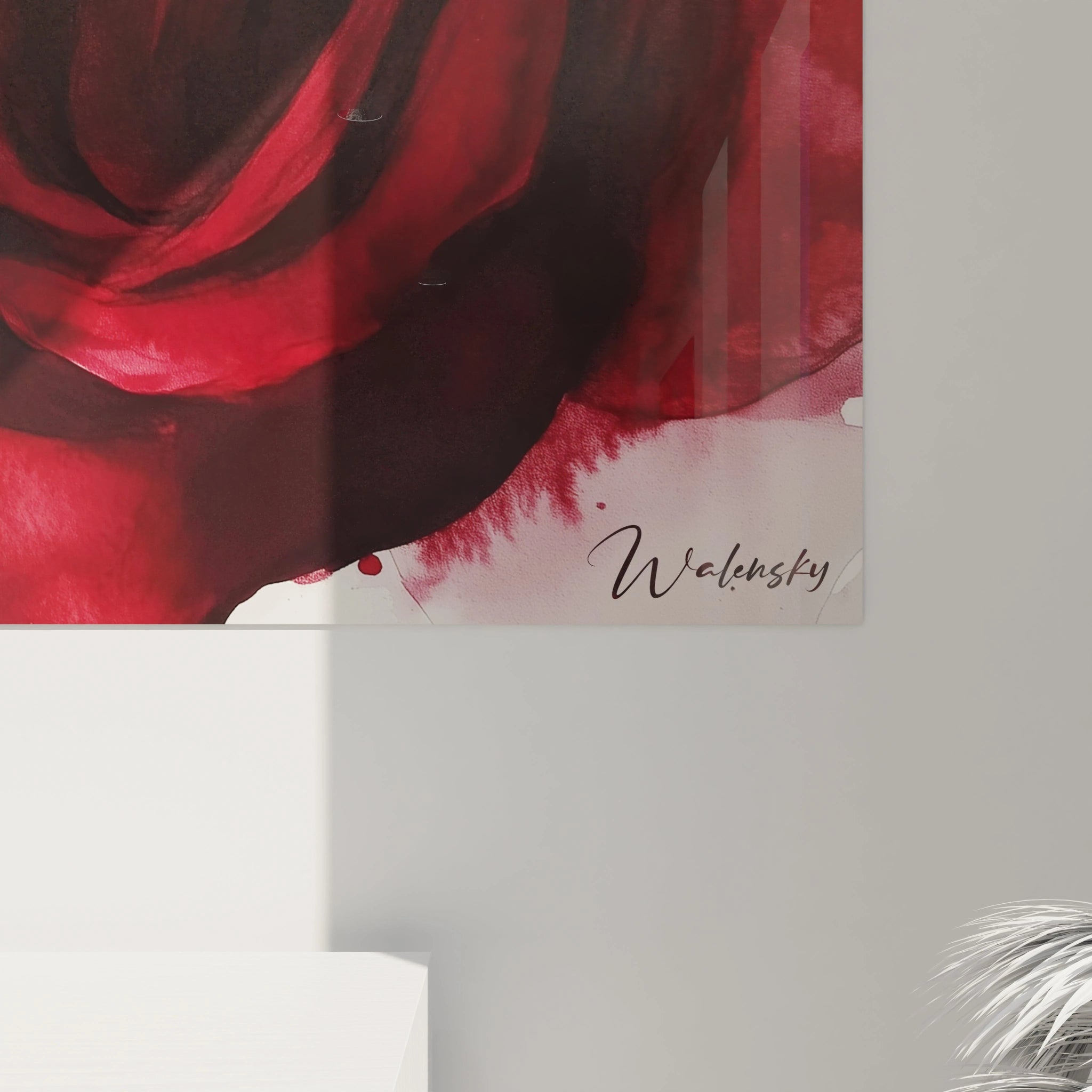 Tableau rose nature mettant en scène une fleur rouge abstraite aux contours diffus, avec un fond blanc parsemé de taches et de coulures, donnant un effet vaporeux et spontané.







