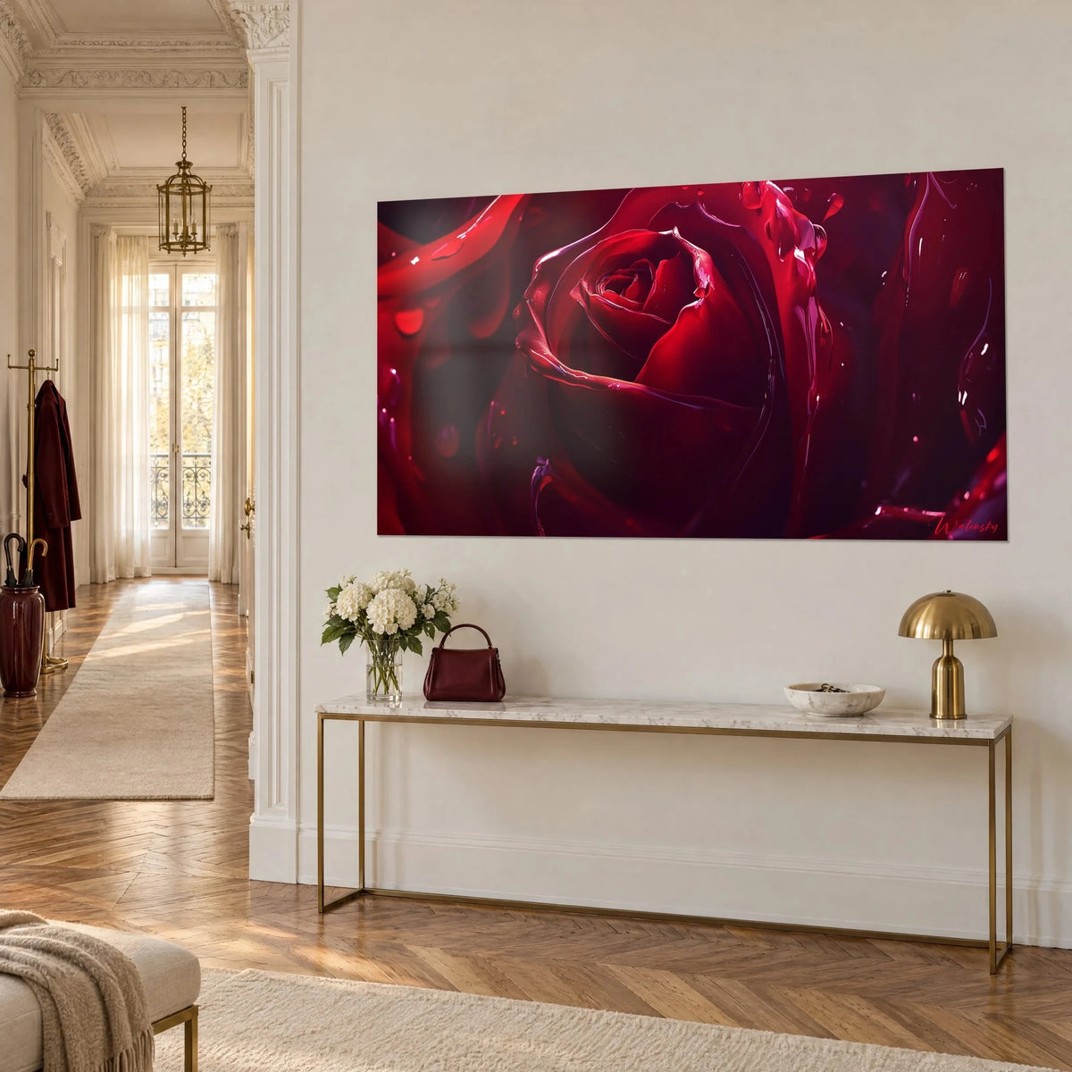 Schilderij Paarse rozenknop met gegolfde bloemblaadjes en dauwdruppels, aan een beige muur boven een vergulde console