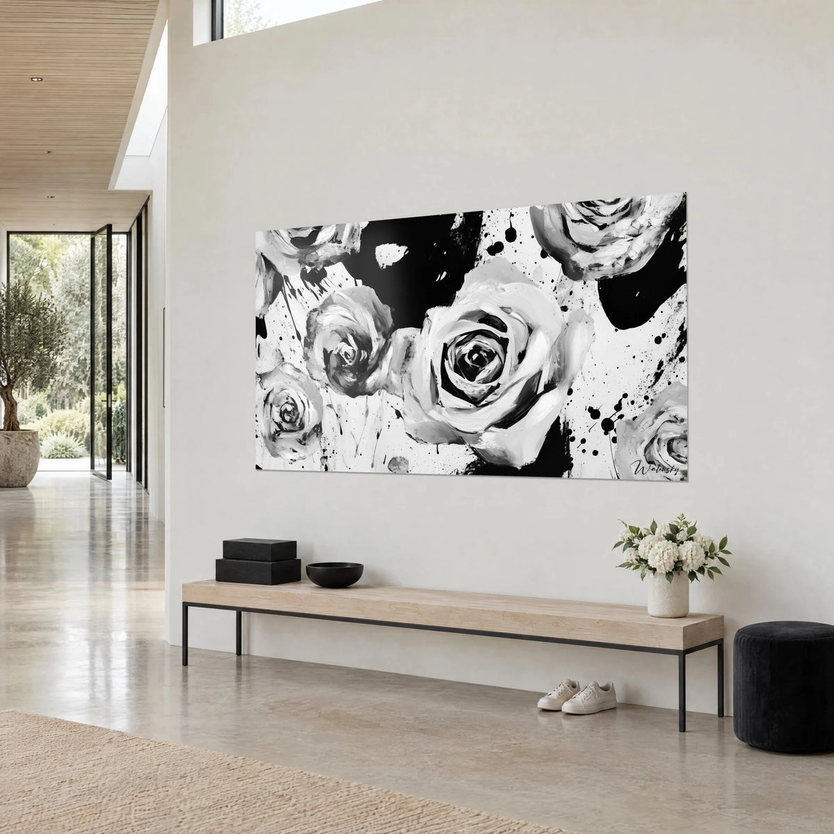 Tableau bouquet de roses monochromes aux pétales empâtés, aplats noirs et pois d'encre, mur beige, banc en bois clair