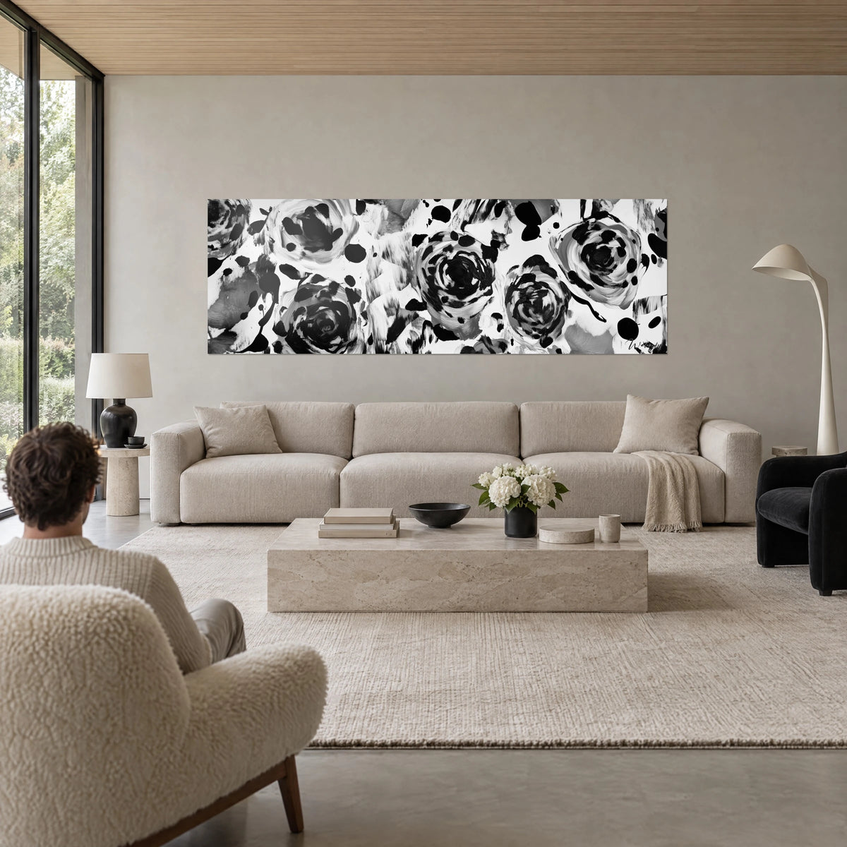 Cuadro rosas abstractas en blanco y negro con espirales gruesas y salpicaduras de tinta, sobre un sofá en un salón luminoso