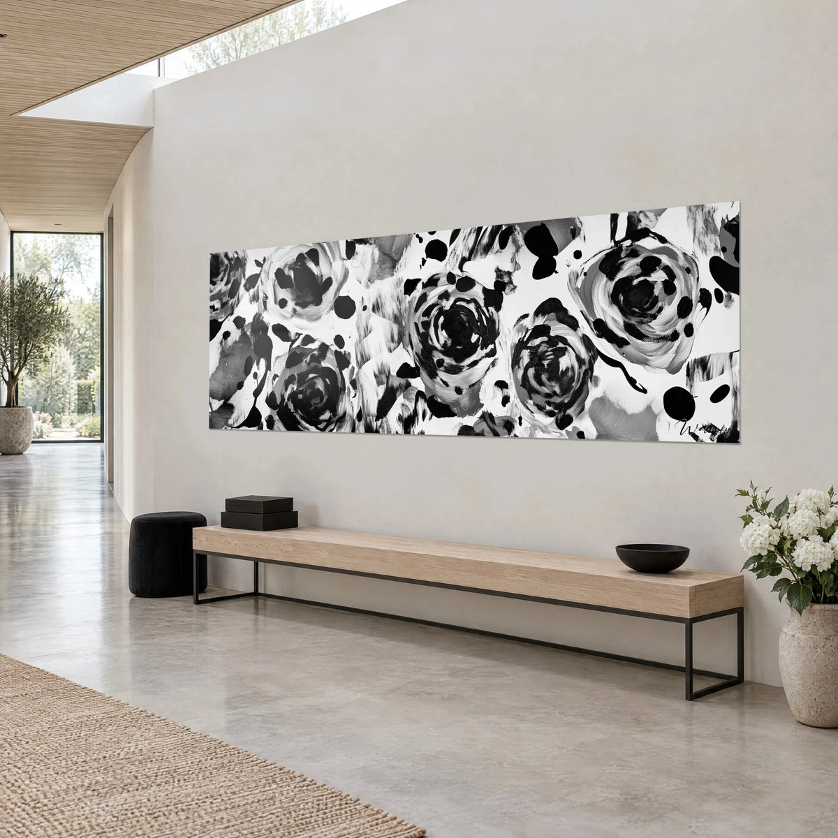Quadro bouquet di peonie dipinte in spirali nere e grigie su fondo bianco, macchie d'inchiostro, parete color bianco sporco di una casa d'architetto