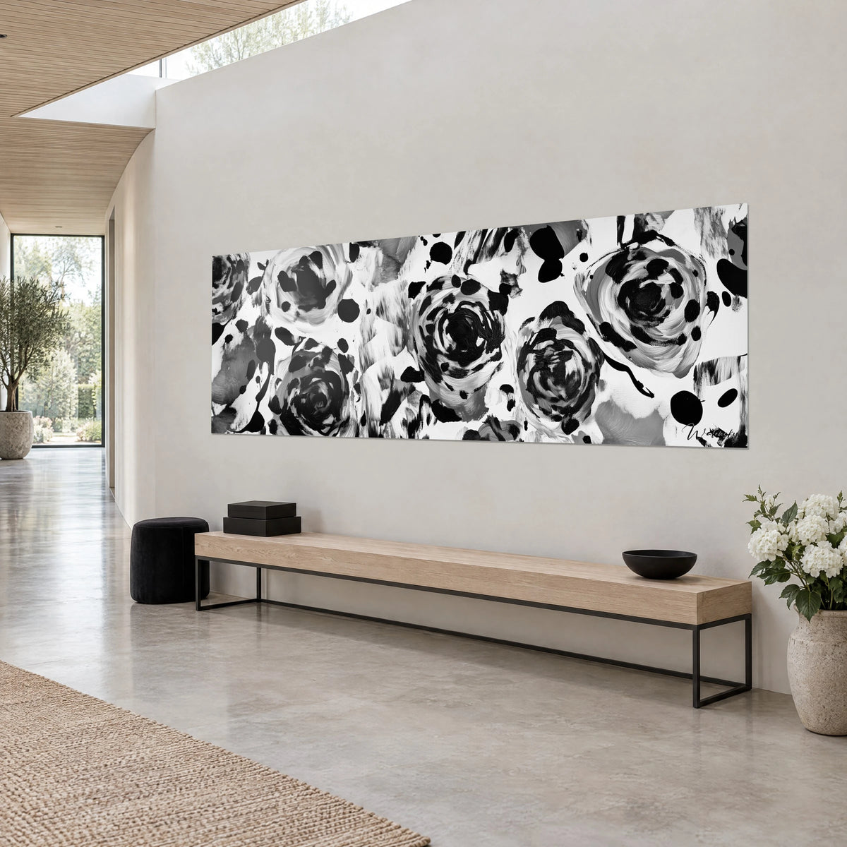 Cuadro ramo de peonías pintadas en espirales negras y grises sobre fondo blanco, manchas de tinta, pared blanca roto de una casa de arquitecto