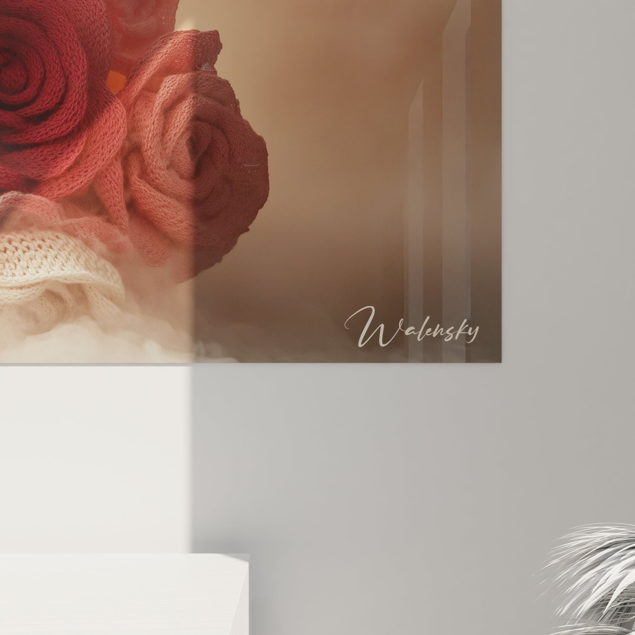 Un tableau de roses crochetées regroupant des fleurs textiles rouges, roses et blanches aux détails minutieux, où chaque pétale présente une texture maillée caractéristique, créant un contraste tactile avec la douceur lumineuse du fond beige ambré.
