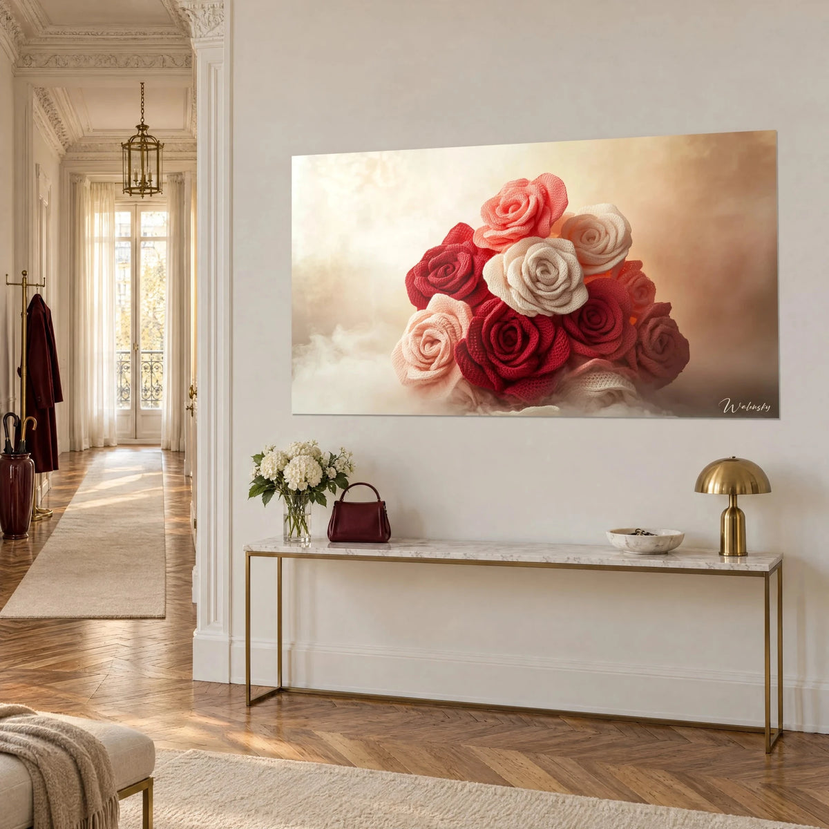 Gemälde gestrickte Rosen in Scharlachrot und Lachsrosa pyramidenförmig auf nebligem beigem Grund, auf einer goldenen Haussmann-Konsole