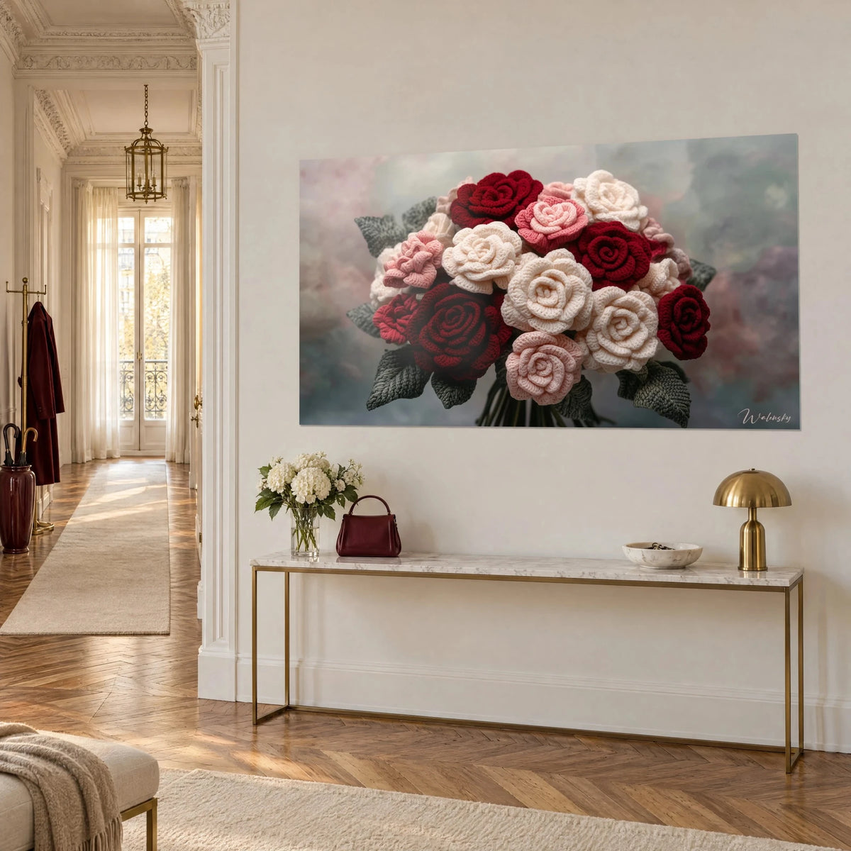 Gemälde Strauß aus gestrickten Blumen in Puderrosa und tiefem Rot, graugrüne Blätter, an einer Wand neben einer vergoldeten Konsole