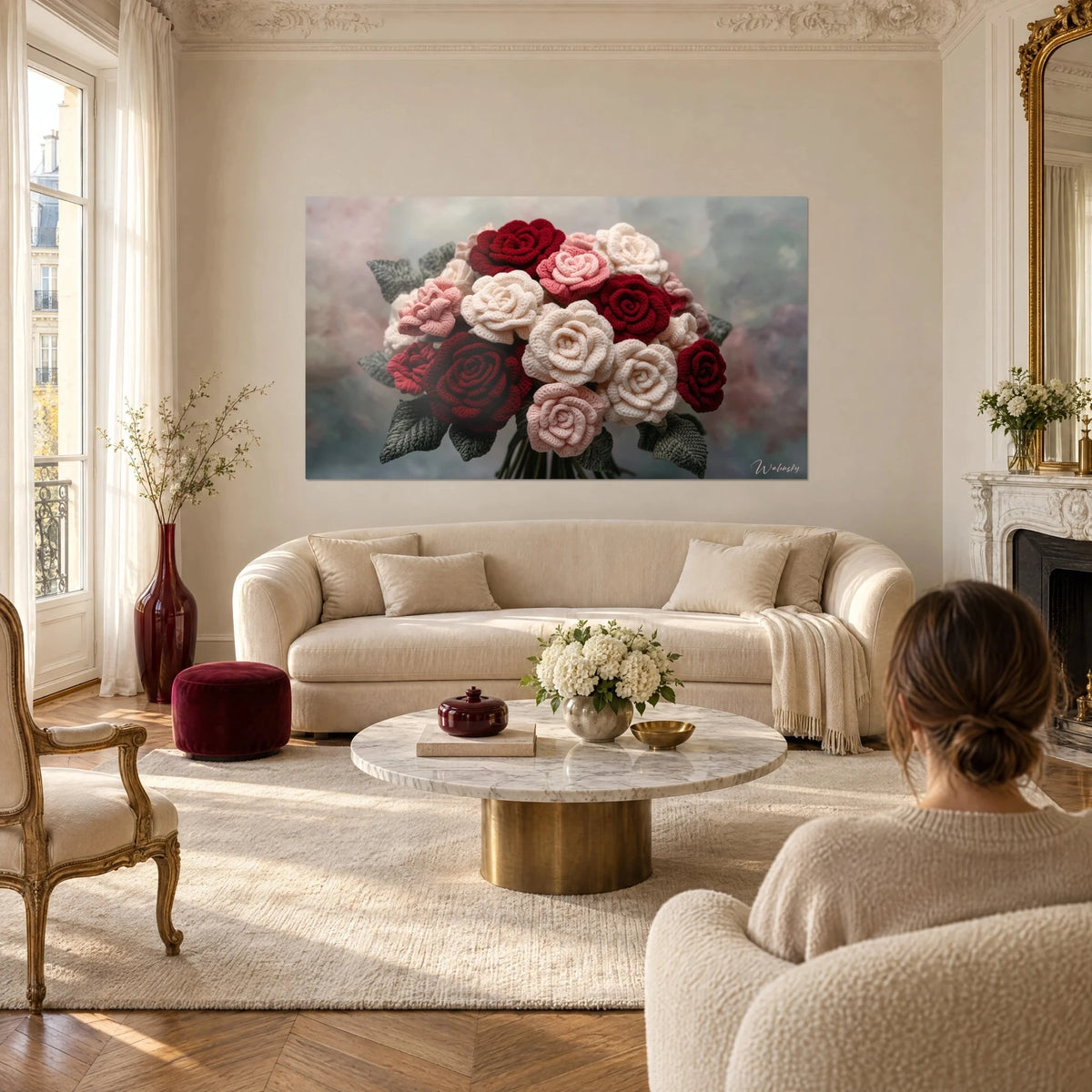 Gemälde Häkelrosenstrauß in Bordeaux und Elfenbein, auf nebligem Hintergrund, über einem Sofa in einem hellen Wohnzimmer