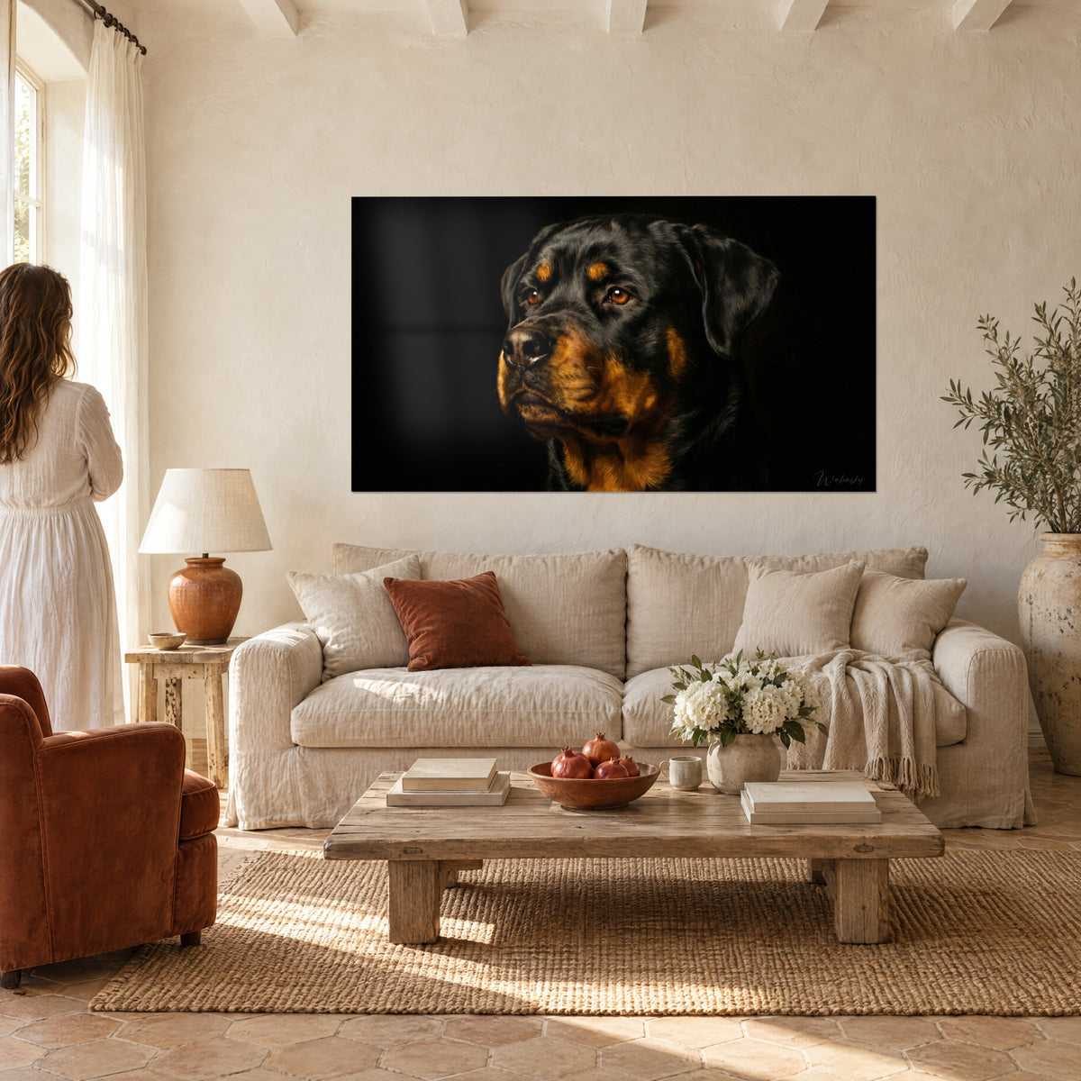 Obraz rottweiler czarny i ognisty o bursztynowych oczach, płowy pysk na ciemnym tle, nad sofą w jasnym salonie