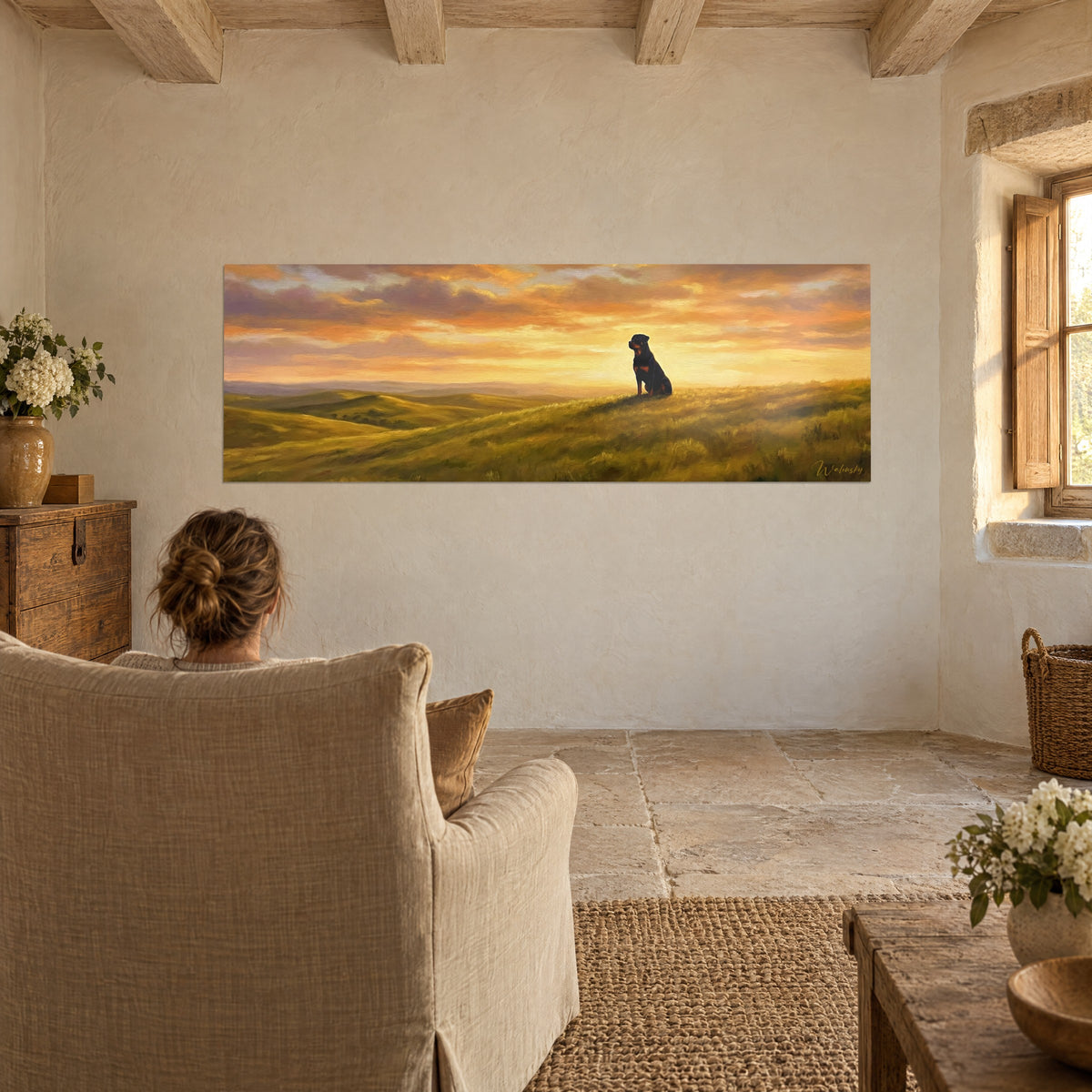 Cuadro perro centinela negro ante un sol poniente, pradera dorada como miel, nubes violetas, mujer de espaldas en un sillón de lino beige