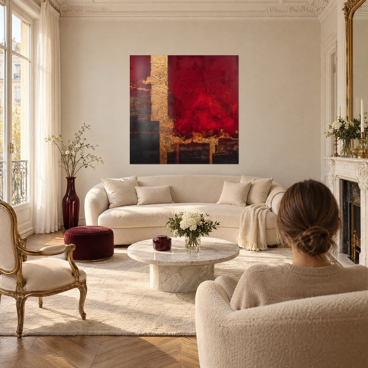 Tableau abstraction rouge bordeaux striée d'une bande d'or craquelé, au-dessus d'un canapé dans un salon lumineux